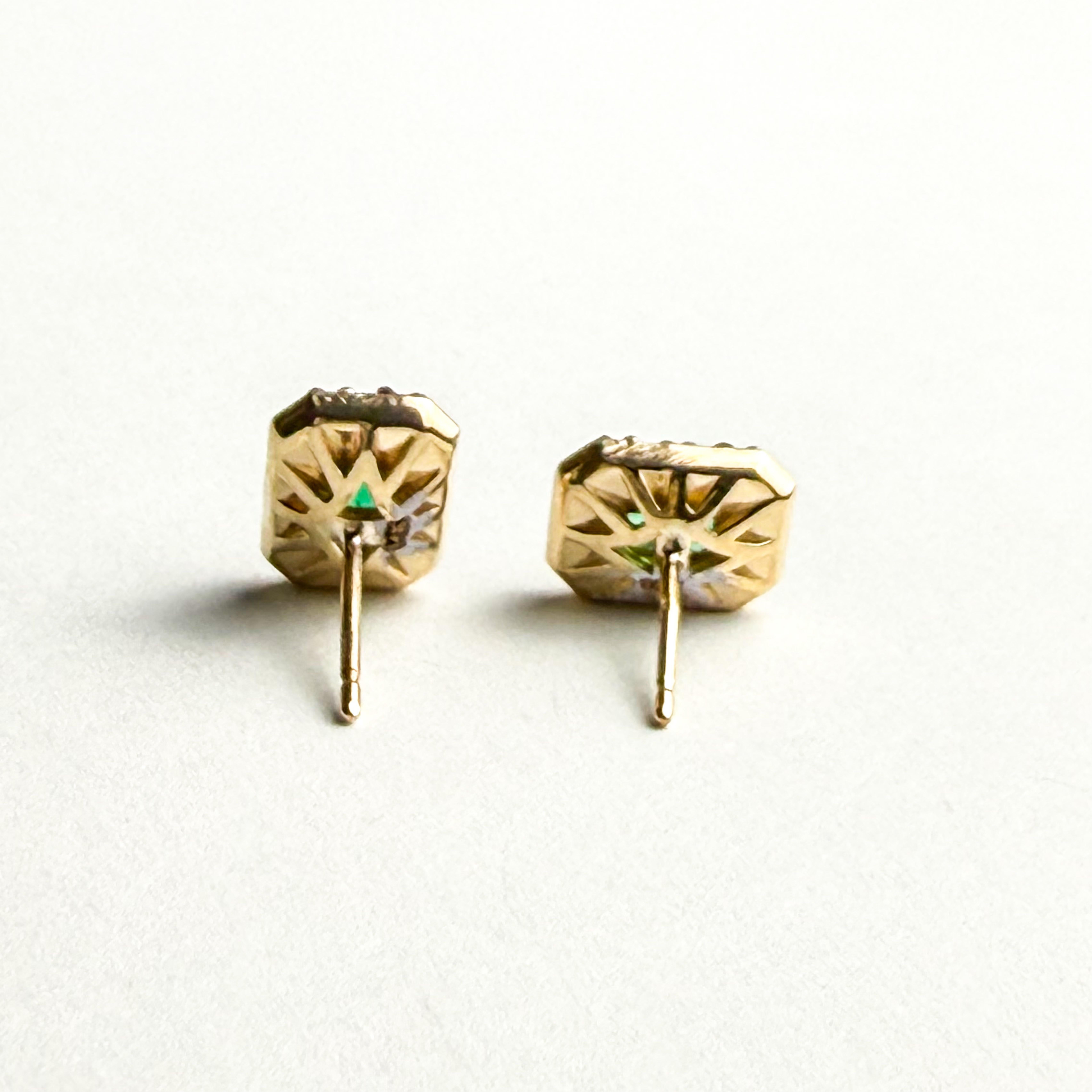 Boucles d'oreilles Halo en or jaune 14K avec émeraude de Colombie taillée Neuf - En vente à New York, NY