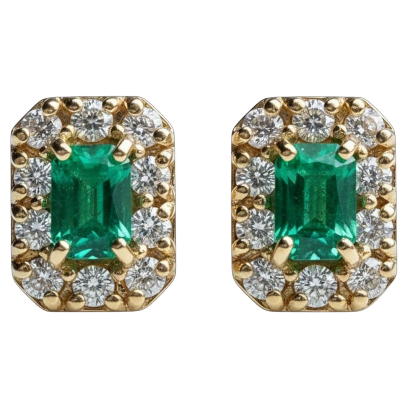 Moderne Boucles d'oreilles Halo en or jaune 14K avec émeraude de Colombie taillée en vente