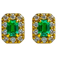Boucles d
oreilles Halo en or jaune 14K avec émeraude de Colombie taillée