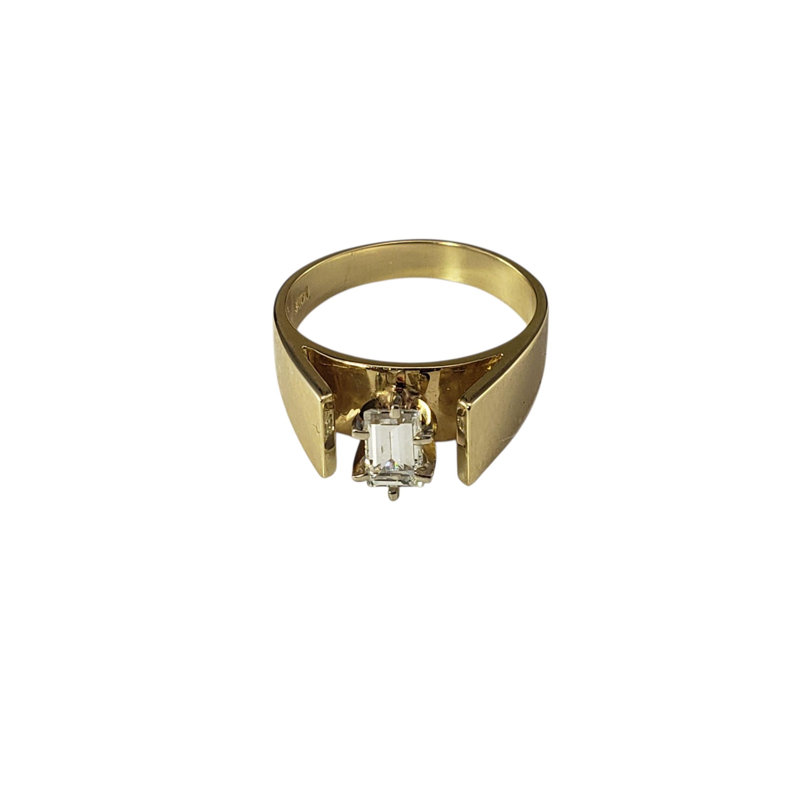 Anillo de compromiso de oro amarillo de 14 quilates con diamantes talla esmeralda talla 6.5

Este atrevido anillo de oro amarillo de 14 quilates presenta un llamativo diamante talla esmeralda engarzado en un clásico engaste de 6 puntas. La banda