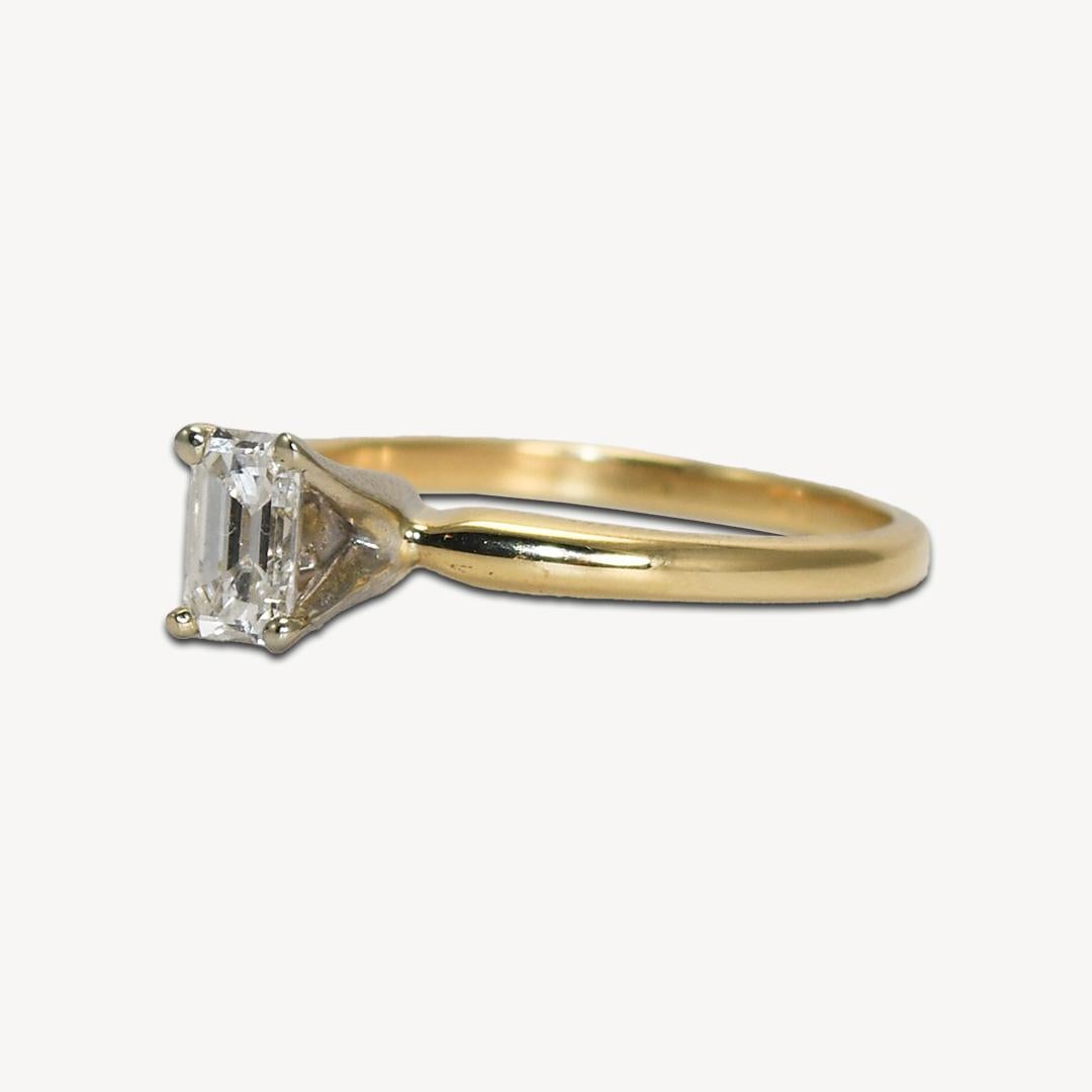 Bague solitaire en or jaune 14 carats avec diamant taille émeraude 0,45 carat en vente 1