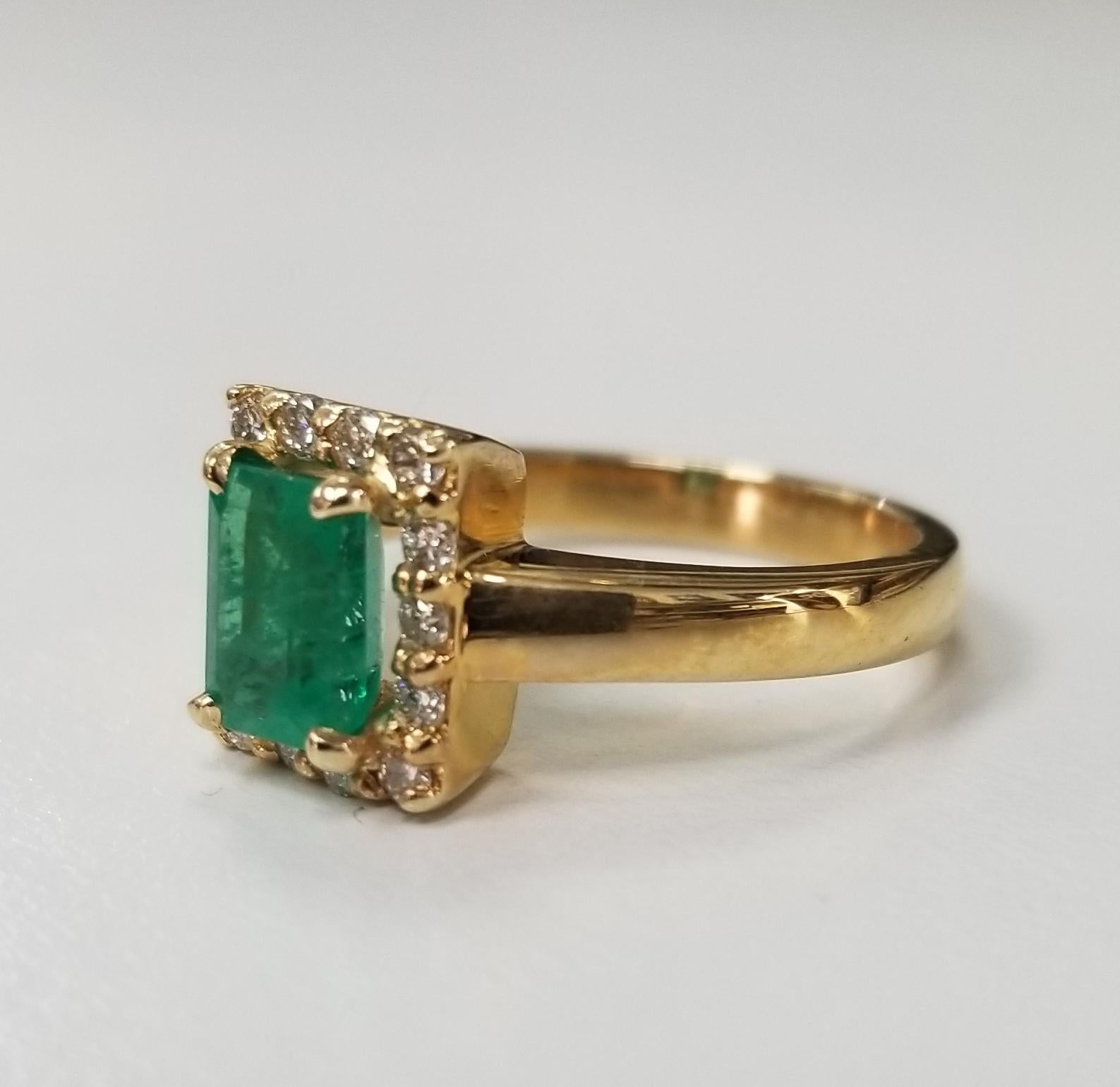 smaragd- und Diamantring aus 14 Karat Gelbgold, mit 1 Smaragd im Smaragdschliff mit einem Gewicht von 1,13 ct. und 16 runden Diamanten im Vollschliff von sehr guter Qualität mit einem Gewicht von 0,30 pt.  Dieser Ring ist eine Größe 6,5, aber wir