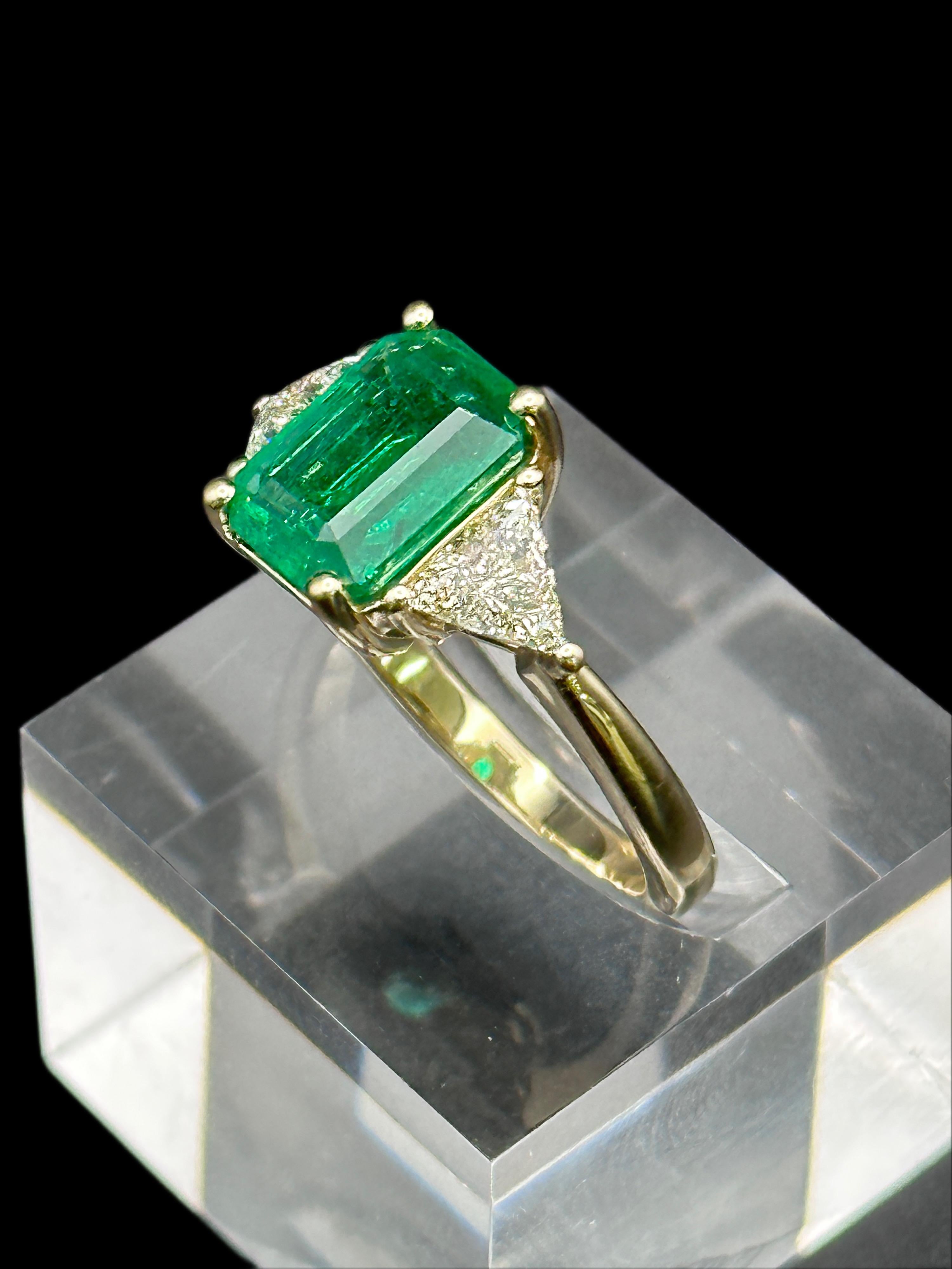 For Sale:  14K Yellow Gold, Emerald Cut Emerald w/ Trillion Diamond Sides Ring 2