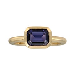 Bague empilable en or jaune 10 carats sertie d'un chaton en iolite taille émeraude horizontale Est-Ouest