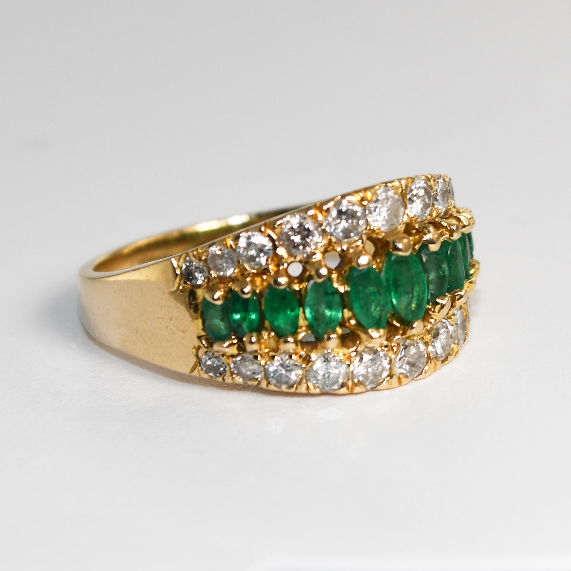 Anello da donna in oro giallo 14k con diamanti e smeraldi.
Testato al 58% di oro con un analizzatore di metalli XRF e pesa 6,2 grammi lordi.
Gli smeraldi naturali hanno una forma a marquise, un buon colore e un'ottima qualità.  0,30 carati
