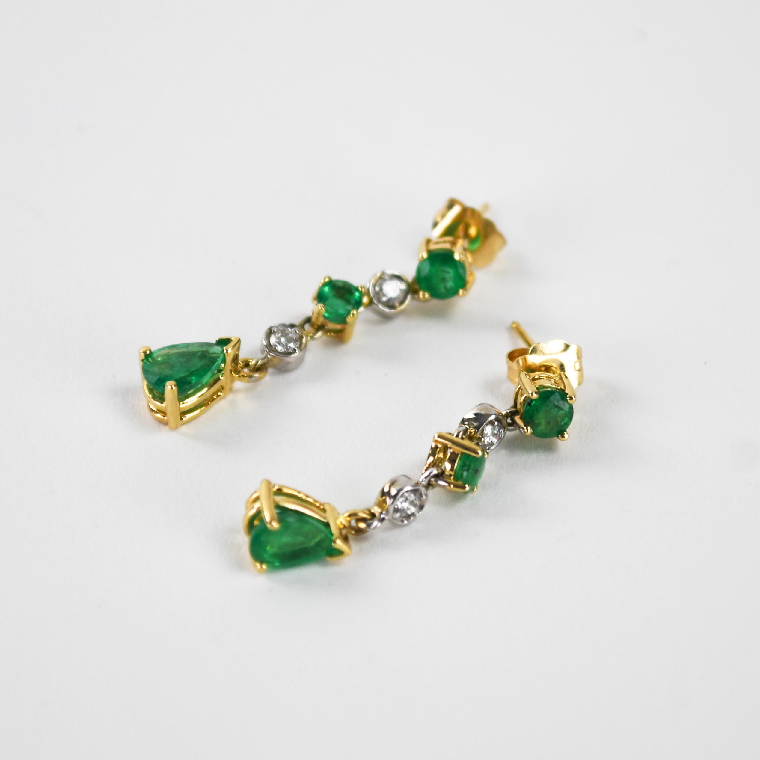 Orecchini da donna con smeraldo e diamante in oro giallo 14k.
Test 14k e peso lordo di 3,4 grammi.
Gli smeraldi naturali sono di forma rotonda e a pera, per un totale di 1,60 carati, con un buon colore.
Tra gli smeraldi ci sono piccoli diamanti