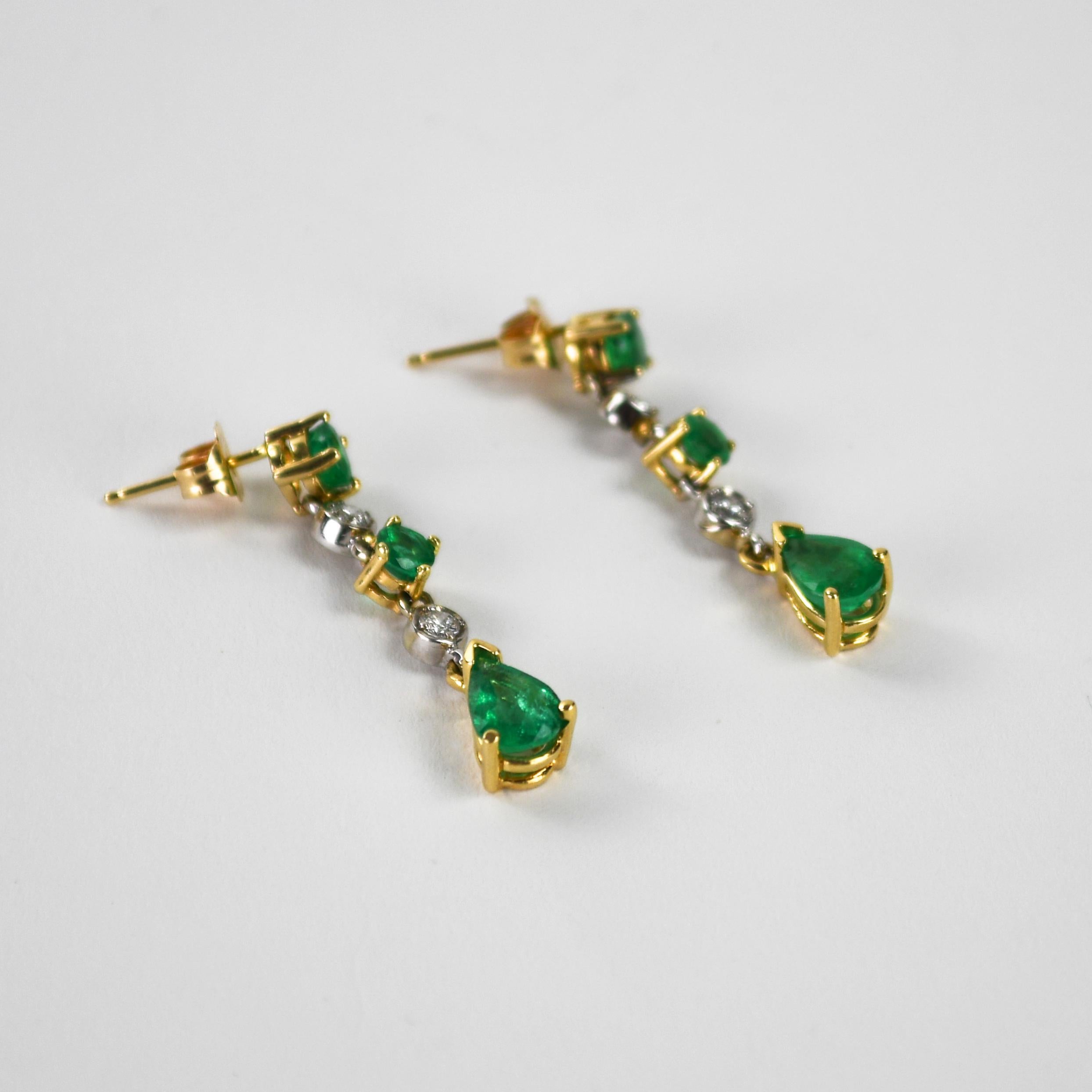 Taglio a goccia Orecchini pendenti con smeraldo e diamante in oro giallo 14K 3,4g in vendita