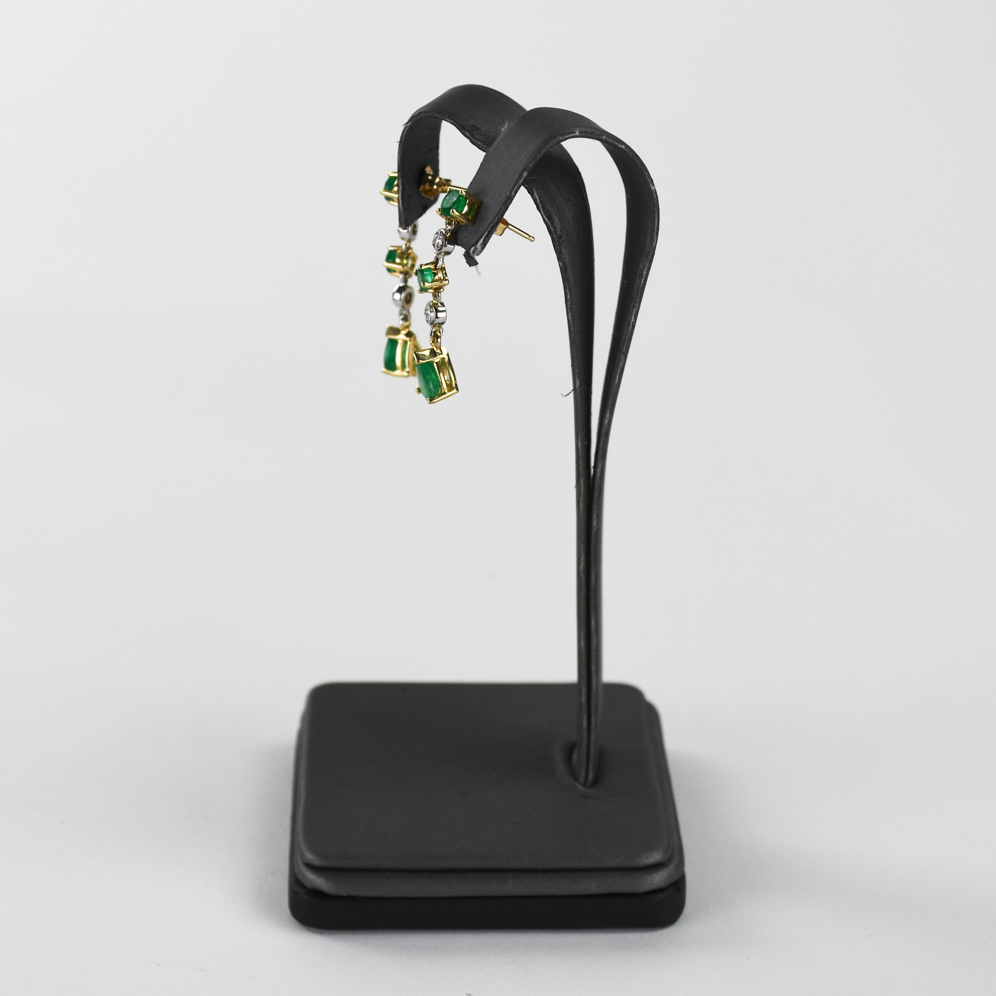 Orecchini pendenti con smeraldo e diamante in oro giallo 14K 3,4g in vendita 1