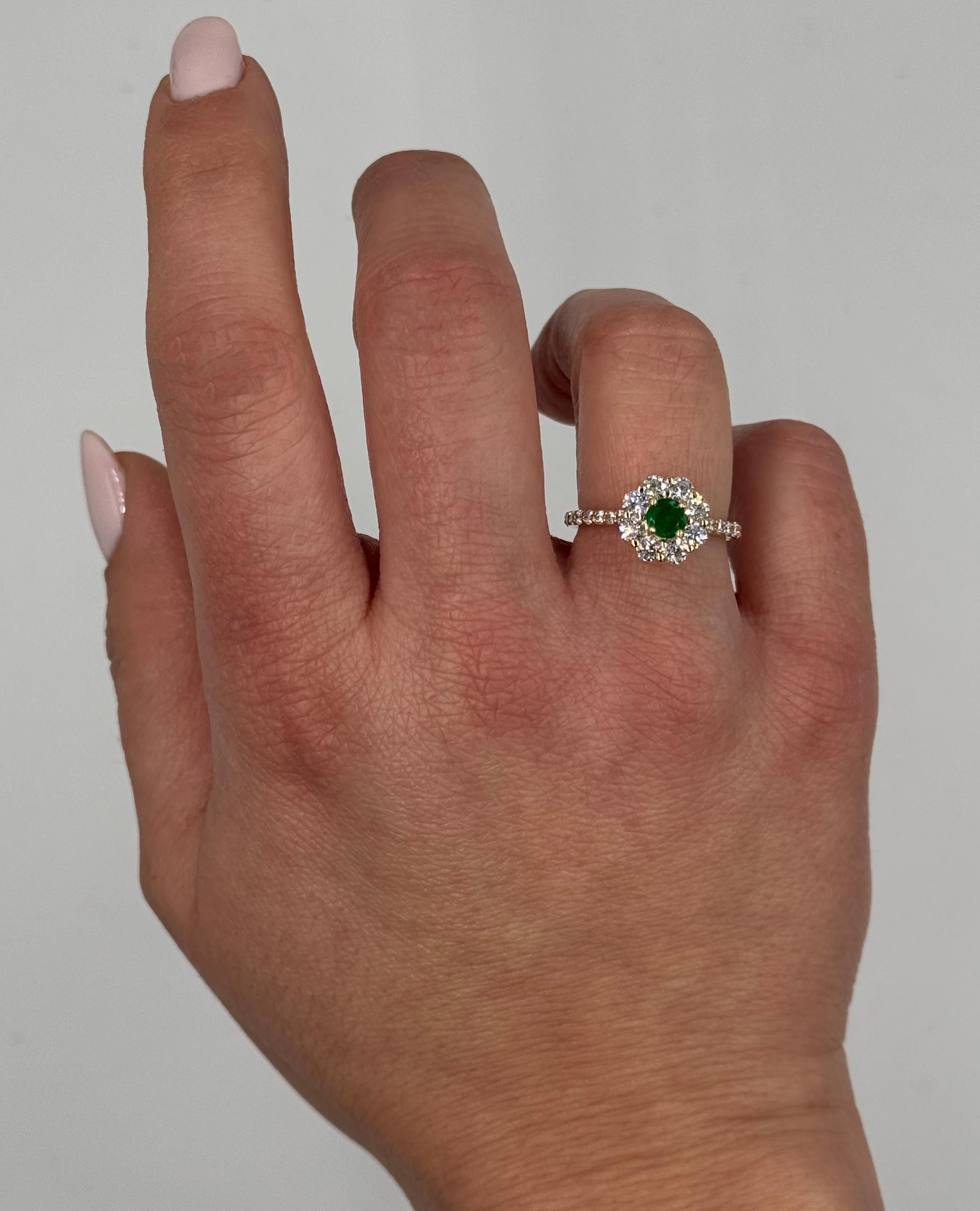 14K Yellow Gold Round Emerald & Diamond Floral Halo Ring In New Condition For Sale In Old Tappan, NJ
