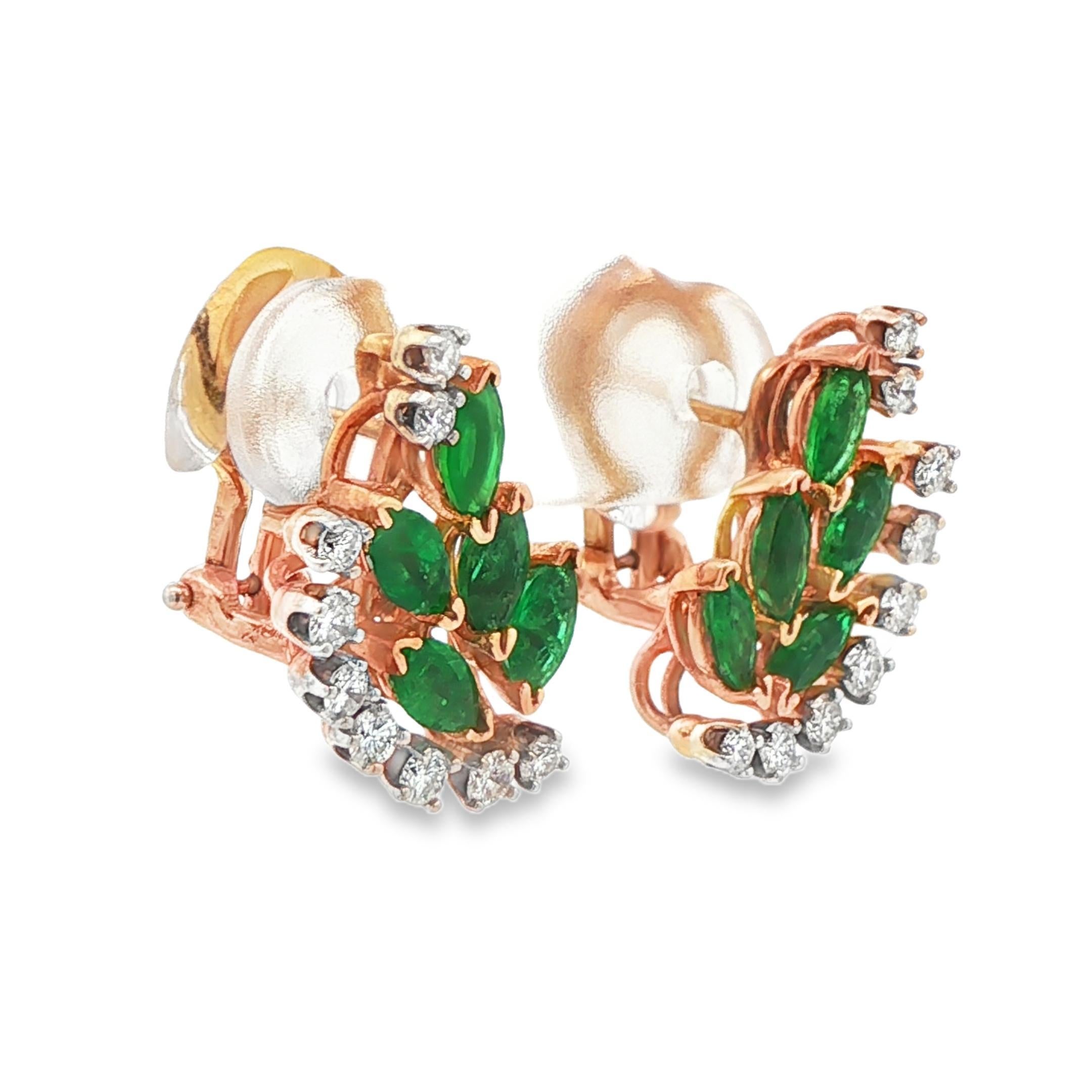 Estos brillantes pendientes flor de esmeralda y diamantes est�án hechos en oro amarillo de 14 quilates y parecen salidos de un bosque verde encantado. Las brillantes esmeraldas de talla marquesa son de un verde intenso y complementan a la perfección