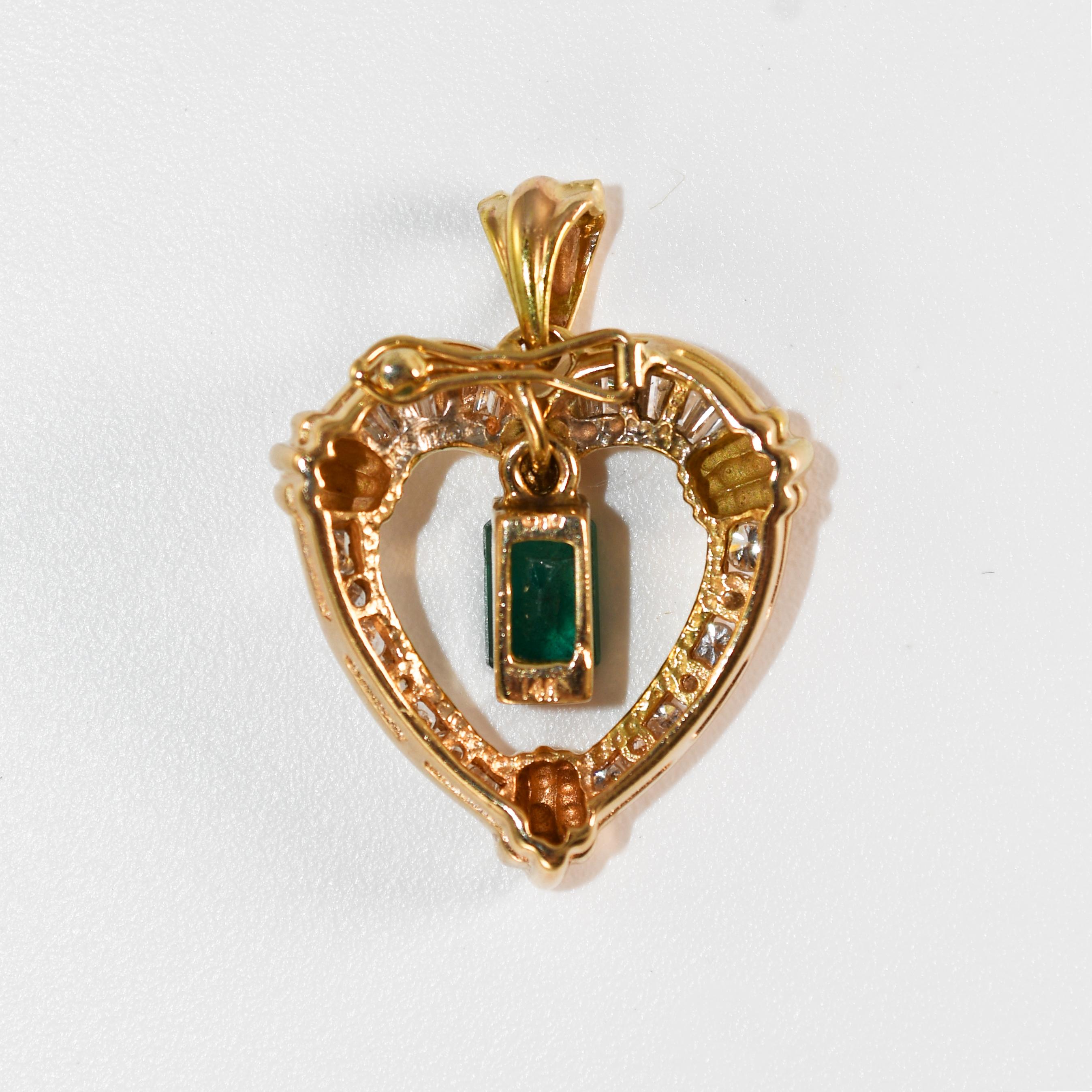 Pendentif en forme de cœur en émeraude et diamant avec monture en or jaune 14k.
Test de 60 % d'or à l'aide d'un analyseur de métaux XRF.
Le poids brut du pendentif est de 4,8 grammes.
L'émeraude est vert foncé et pèse 0,50 carat.
Autour du cœur sont