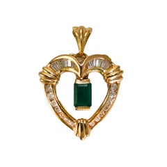 Ciondolo a forma di cuore con smeraldo e diamante in oro giallo 14K 4,8g