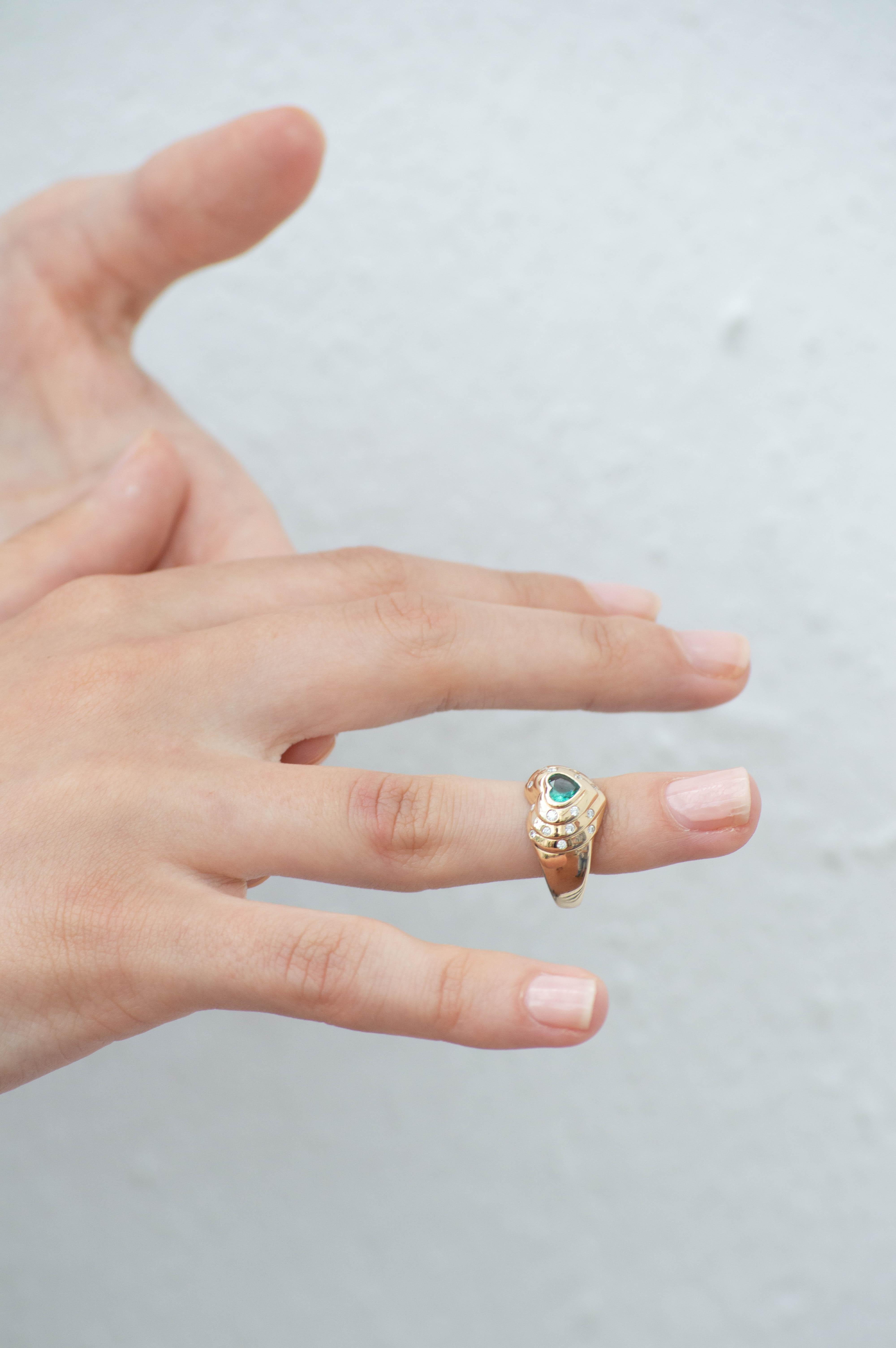 Anello cuore in oro giallo 14k con smeraldo e diamanti in vendita 3