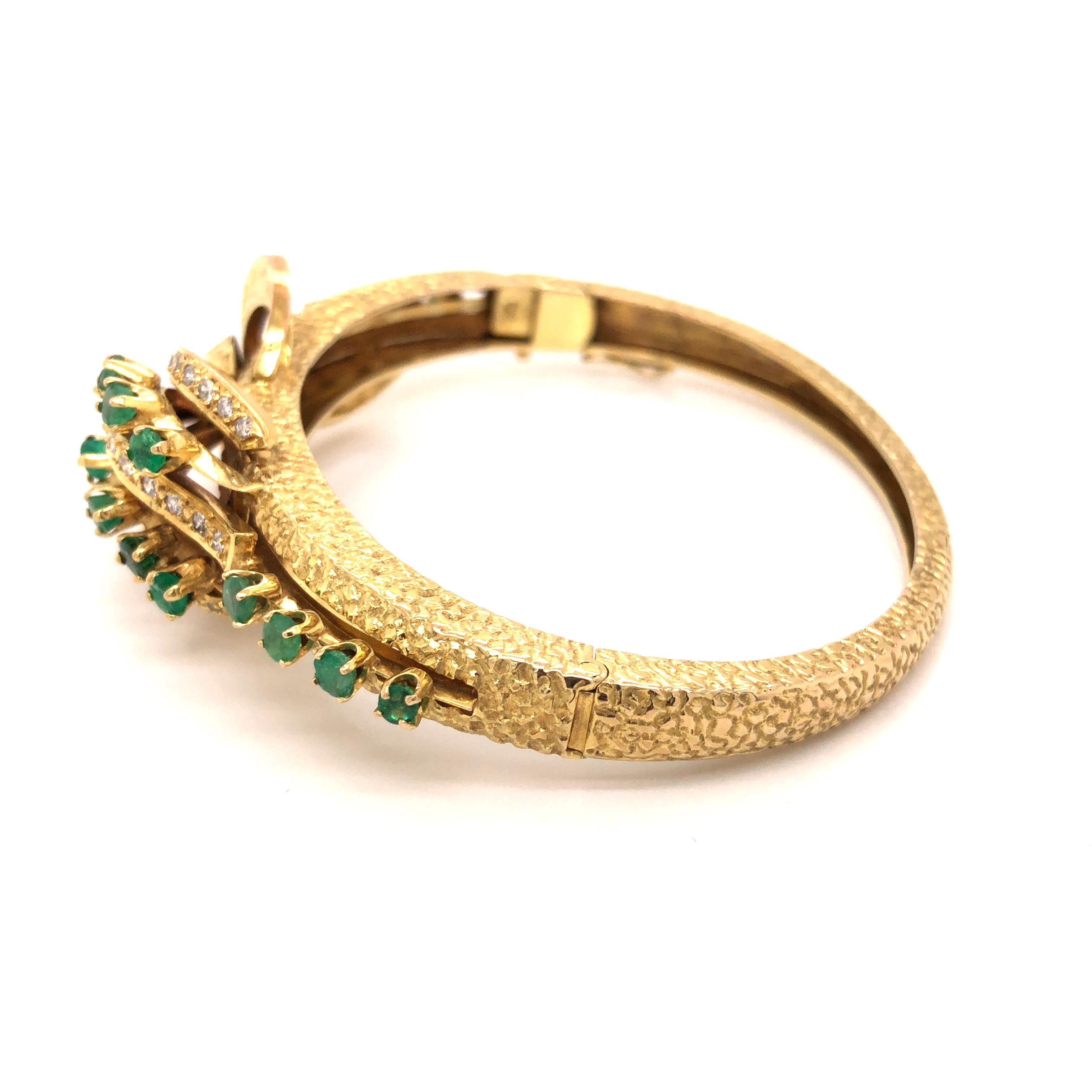 14 Karat Yellow Gold Emerald Diamond Hinged Bangle In Good Condition For Sale In New York, NY