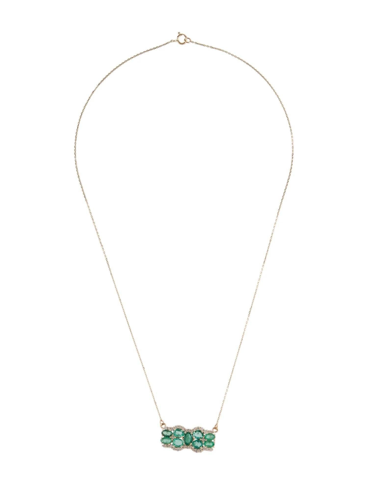 Artiste Collier en or jaune 14K à pendentif émeraude et diamant avec mod. ovale de 0,90 carat en vente