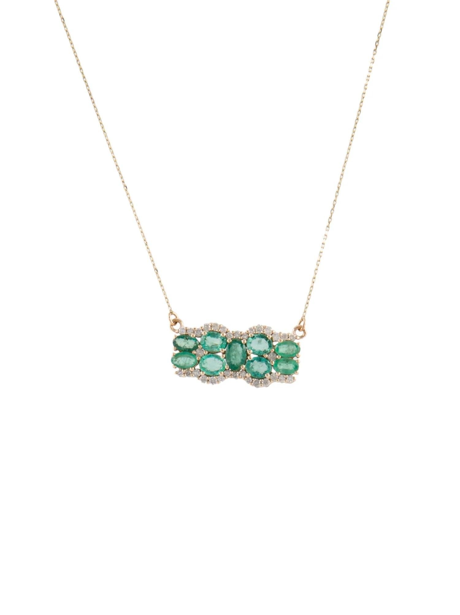 Taille émeraude Collier en or jaune 14K à pendentif émeraude et diamant avec mod. ovale de 0,90 carat en vente