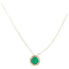 Collana con ciondolo di smeraldi e diamanti in oro giallo 14K con smeraldo rotondo e brillante.