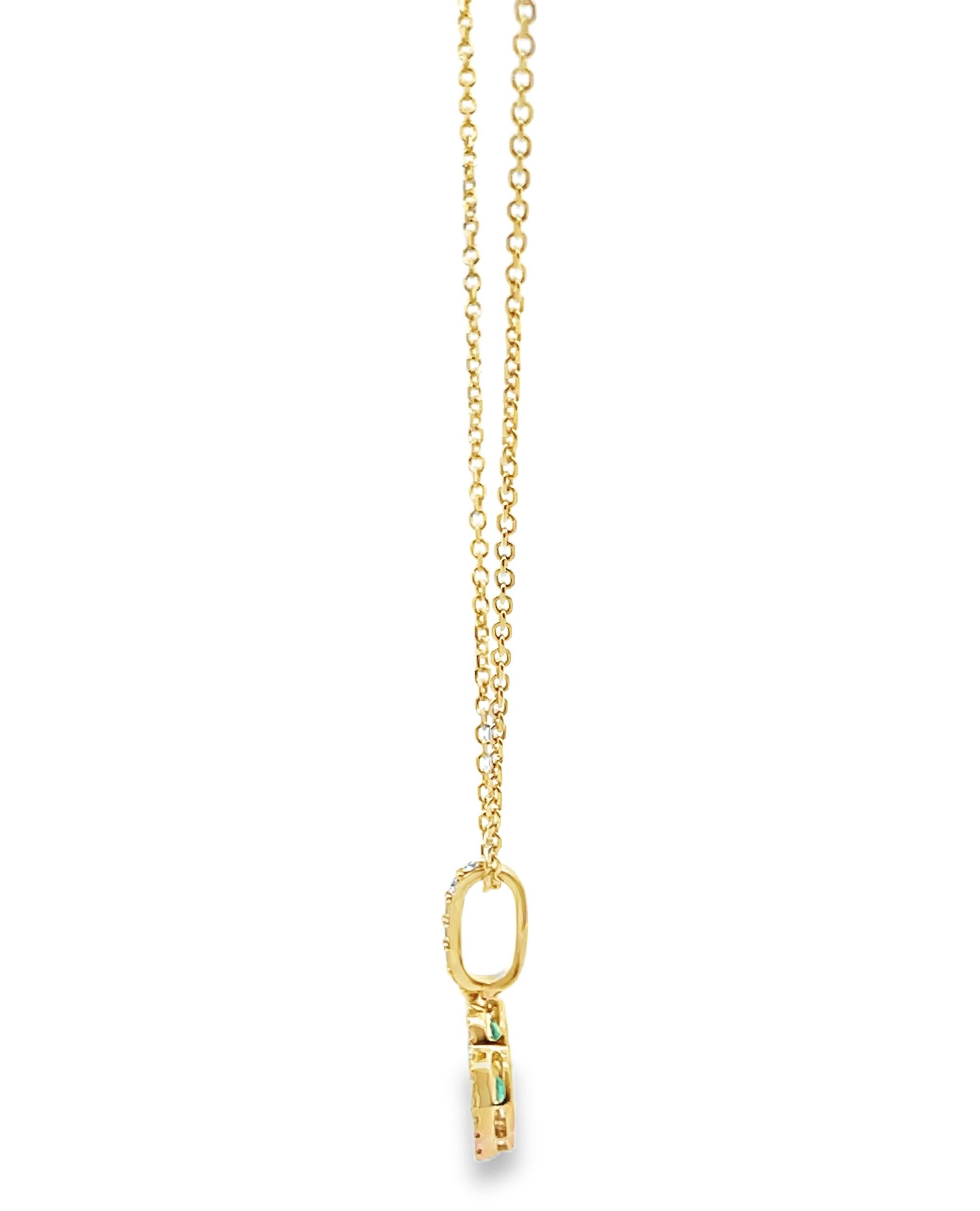 Collier quadrilobe en or jaune 14K avec des diamants pesant 0,15 carat au total et quatre émeraudes ovales pesant 0,70 carat au total. Le pendentif se glisse sur une chaîne de 16 pouces.