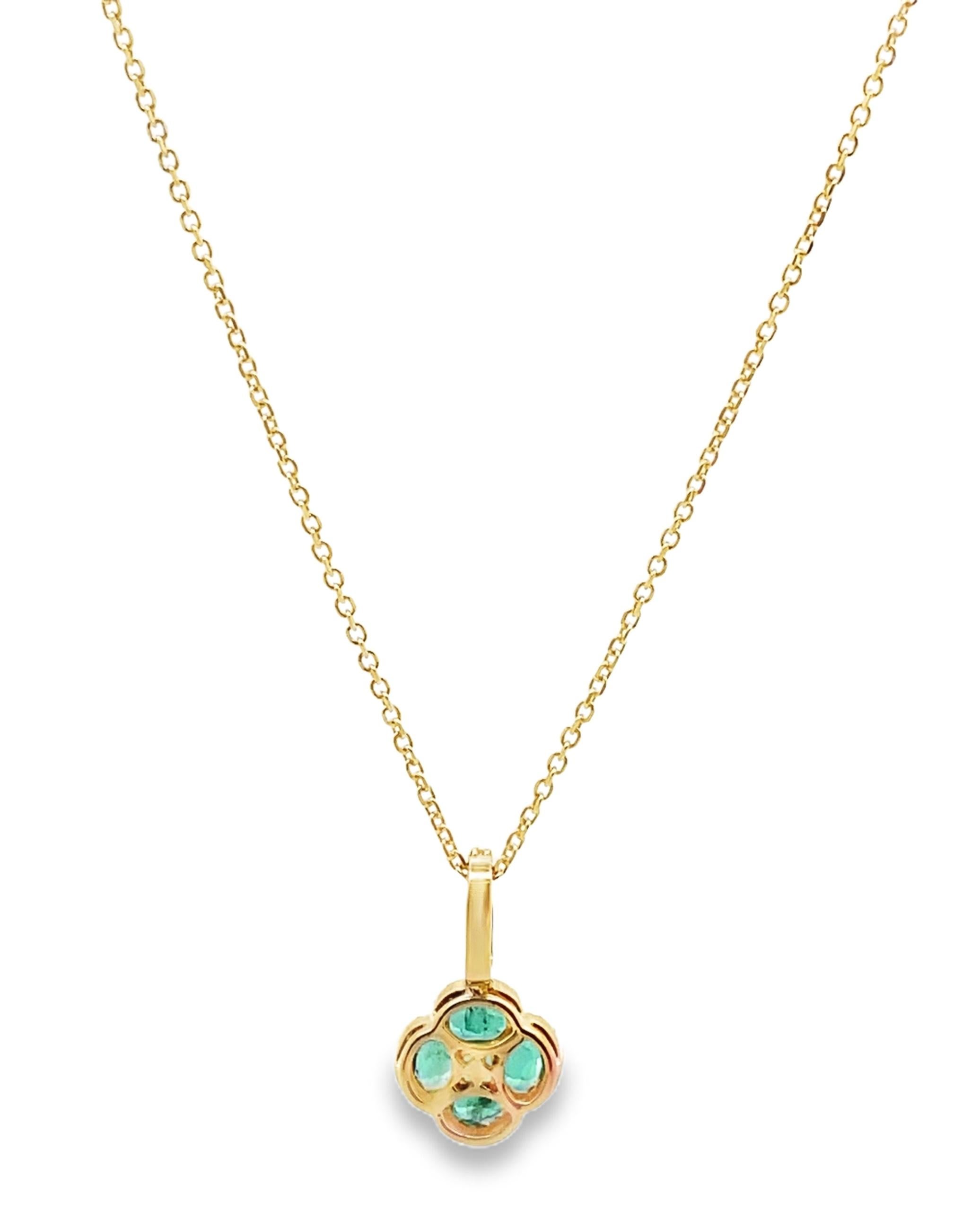 Contemporain Collier en or jaune 14K avec pendentif émeraude et diamant en forme de quadrilobe sur chaîne à maillons en vente