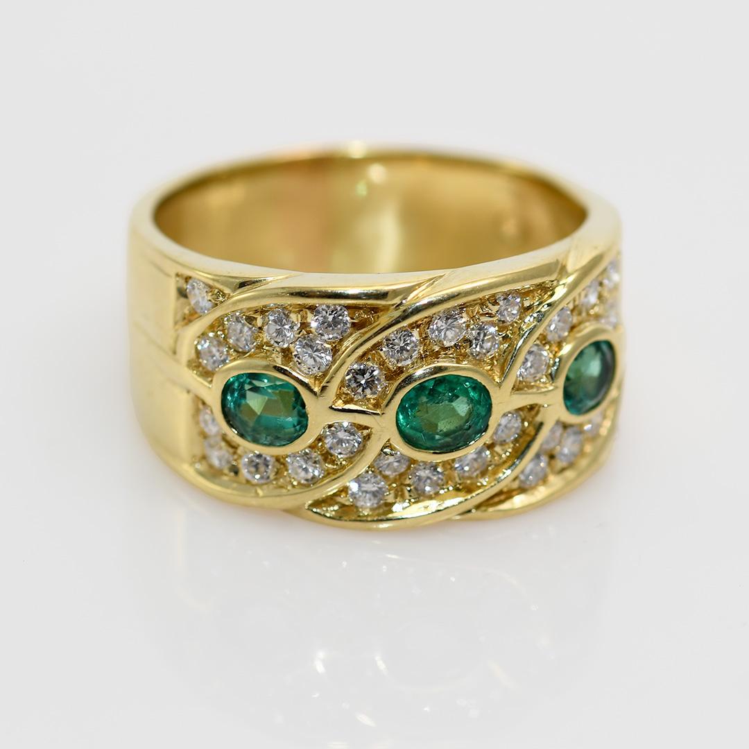 Bague pour dame en émeraude et diamant, sertie d'or jaune 18 carats.

Estampillé 750 et pèse 9,6 grammes en poids brut.

Les émeraudes sont de forme ovale et pèsent environ 0,50 carats au total.

Sous un grossissement de 10 fois, il y a de petites