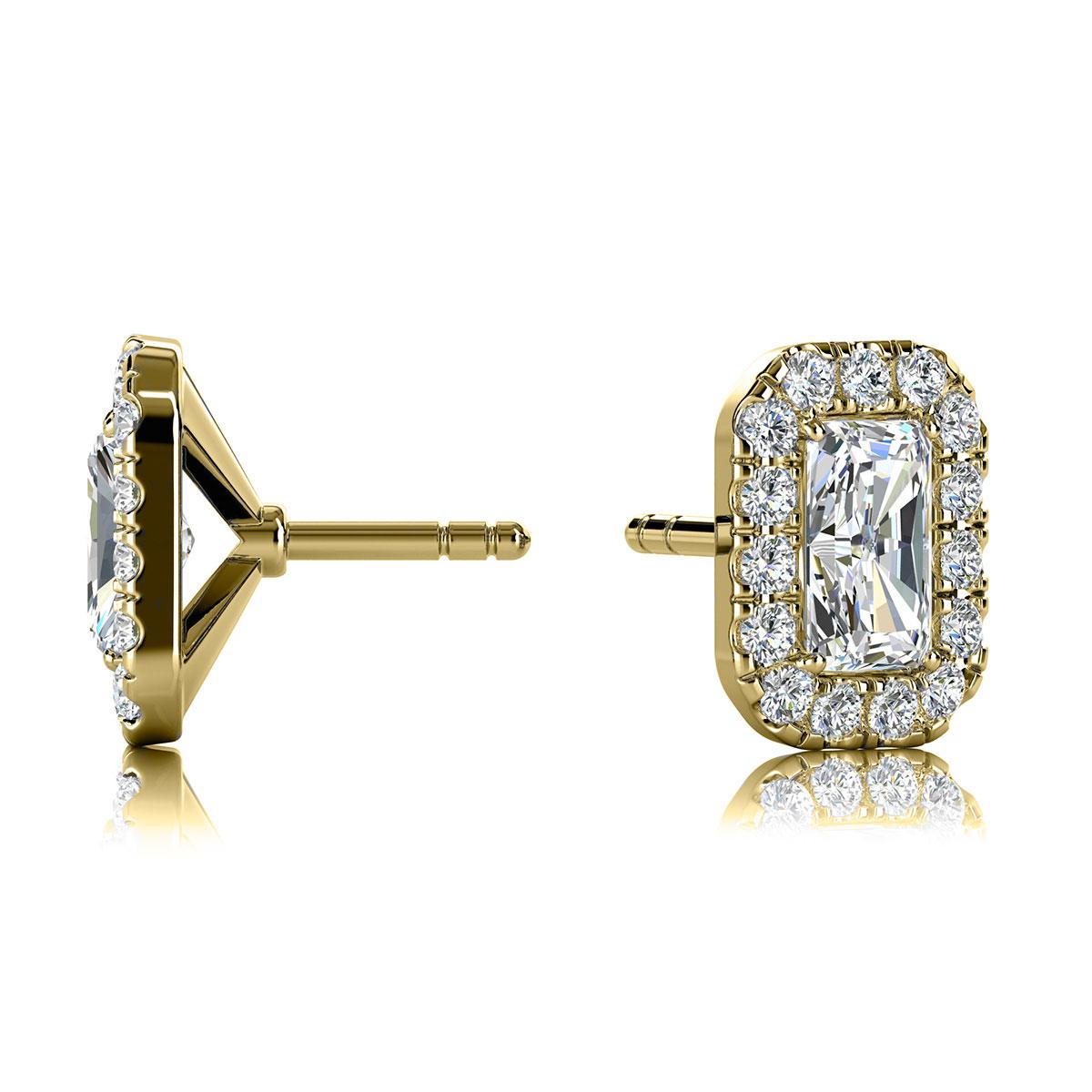 Ces délicates boucles d'oreilles comportent deux diamants de forme émeraude d'un poids total d'environ 0,60 carat (5 mm x 3 mm) entourés d'un halo de 30 diamants ronds de taille brillant parfaitement assortis d'un poids total d'environ 0,40 carat.