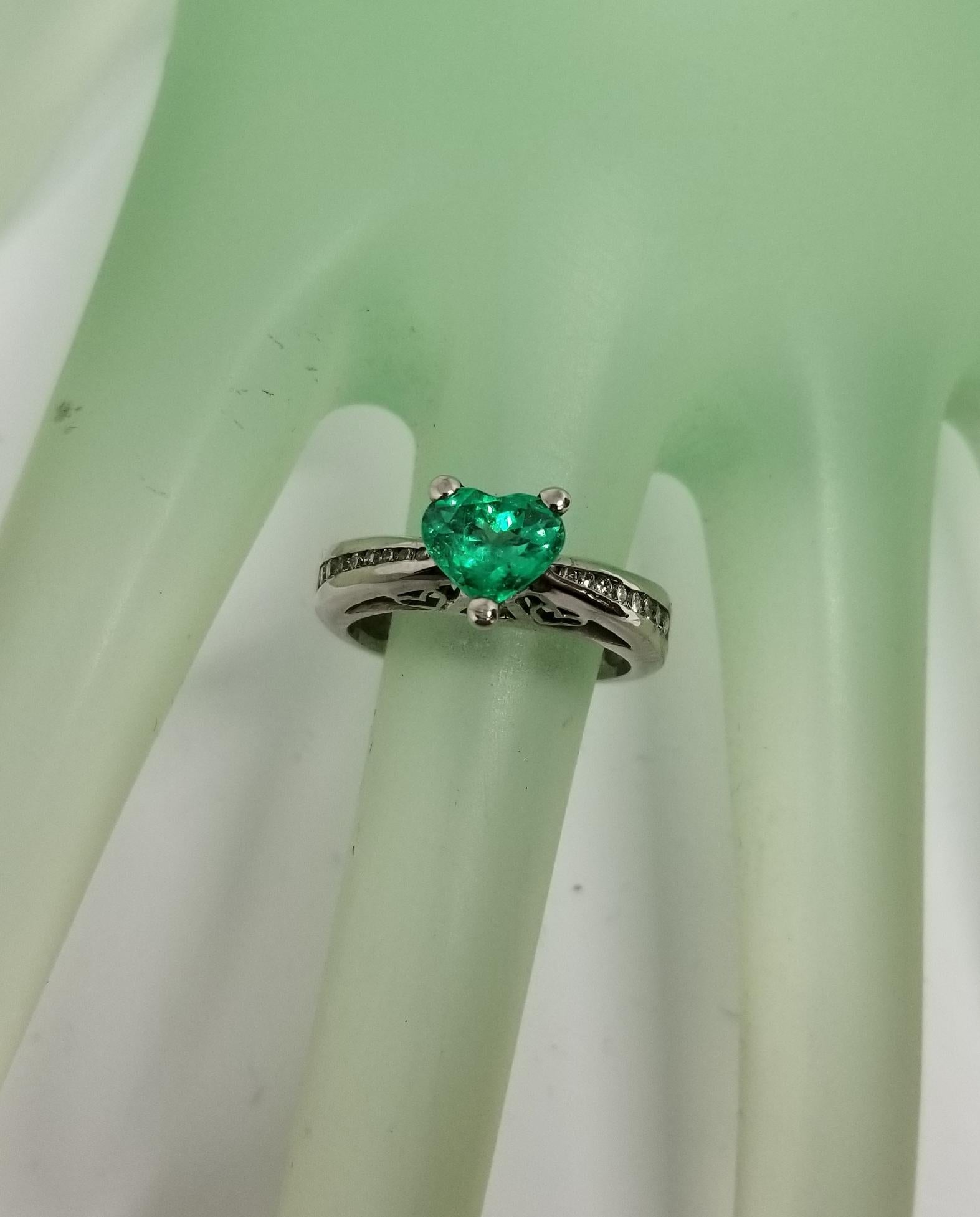 Contemporary 14 Karat Yellow Gold Emerald Heart and Diamond Ring For Sale