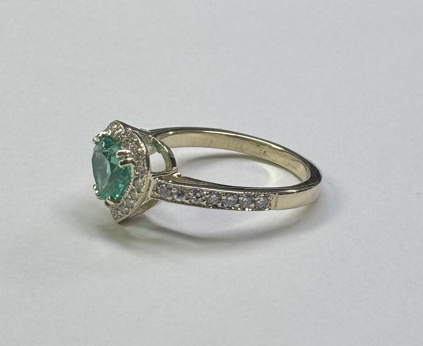 Anello in oro giallo 14k con smeraldo a forma di cuore e diamanti, contenente 1 smeraldo a forma di cuore di qualità gemmologica del peso di 1,03 carati e 34 diamanti rotondi a taglio pieno di qualità finissima del peso di 0,30 carati.  Questo