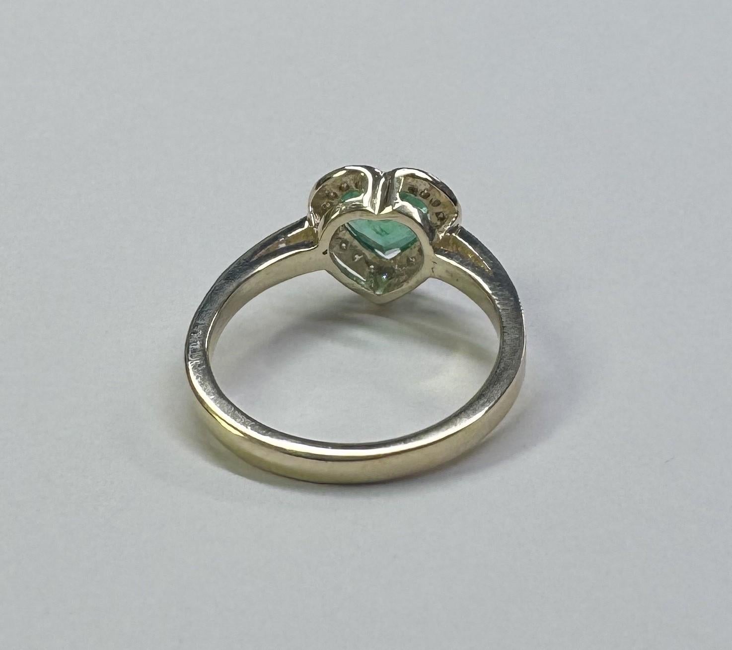 Contemporaneo Anello a forma di cuore con smeraldo e diamante aureolato in oro giallo 14k in vendita