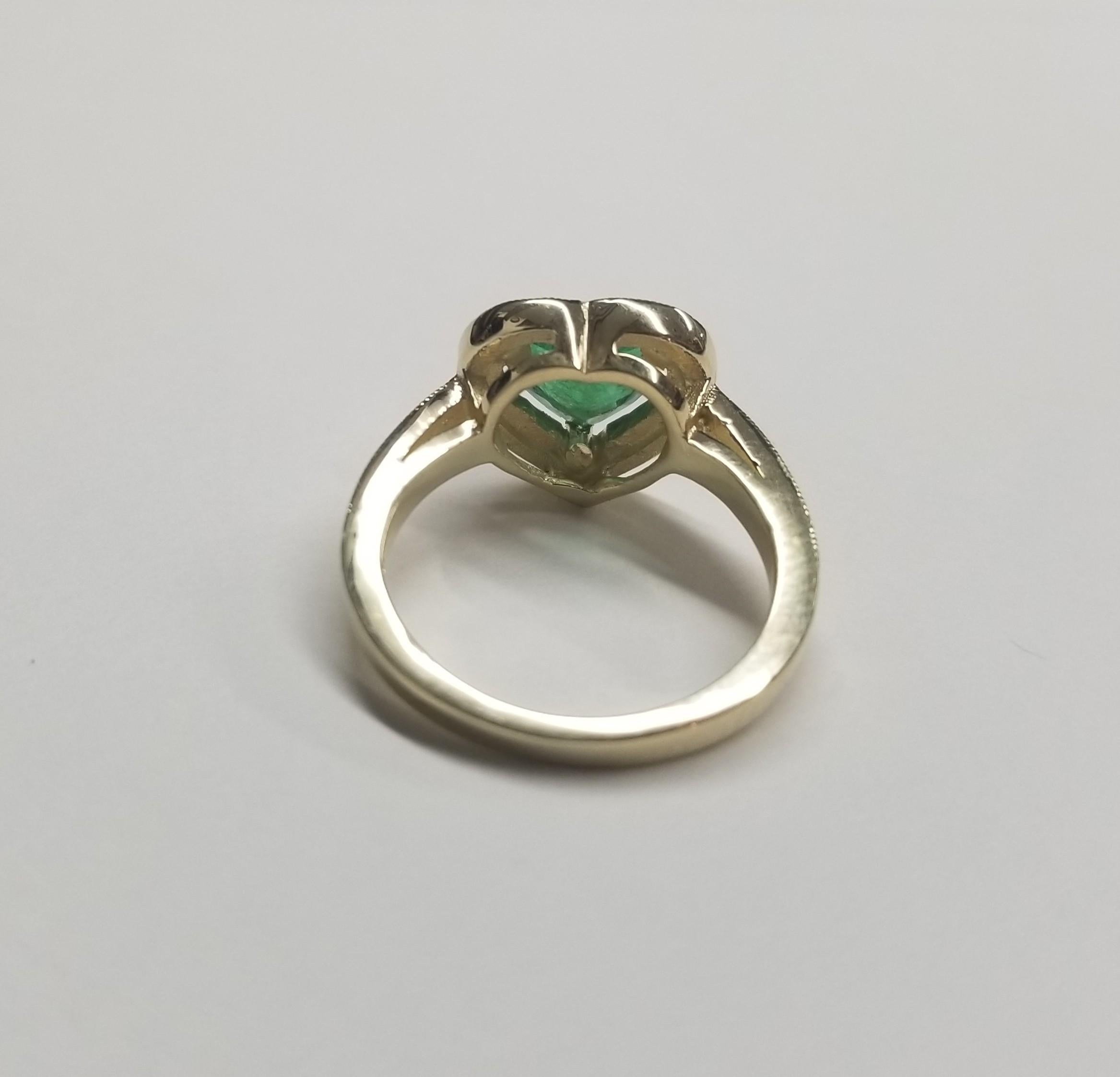 Contemporaneo Anello a forma di cuore con smeraldo e diamante aureolato in oro giallo 14k in vendita
