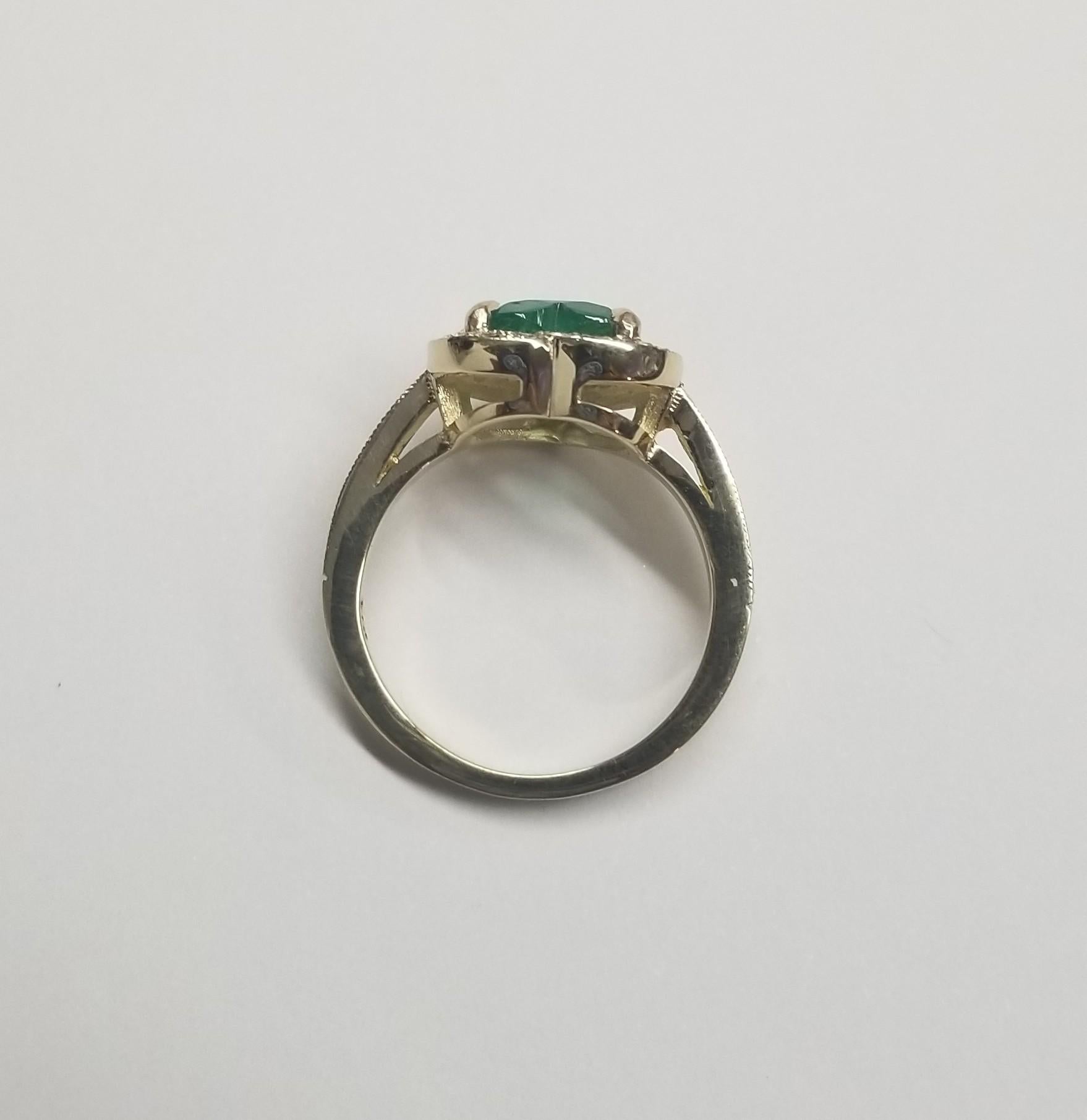 Cuore Anello a forma di cuore con smeraldo e diamante aureolato in oro giallo 14k in vendita