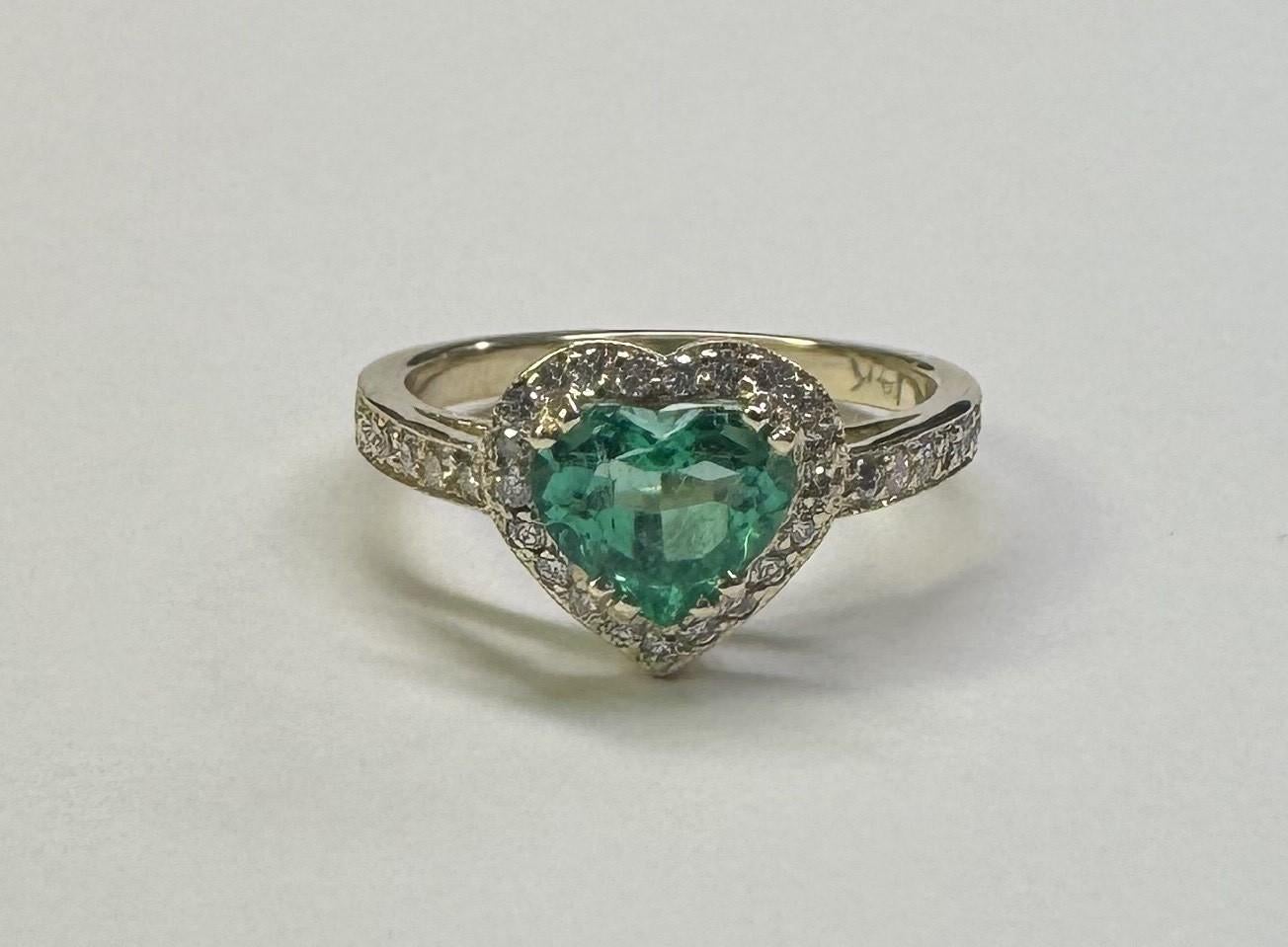 Anello a forma di cuore con smeraldo e diamante aureolato in oro giallo 14k In condizioni Nuovo in vendita a Los Angeles, CA