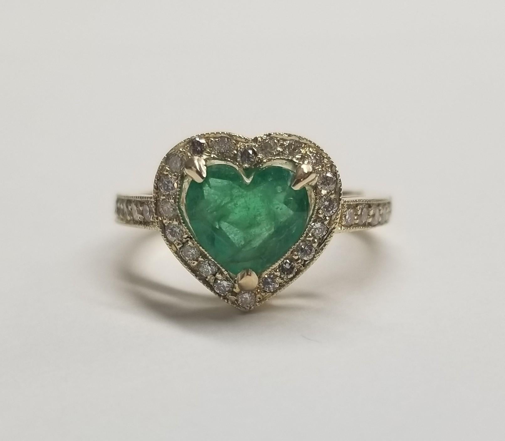 Anello a forma di cuore con smeraldo e diamante aureolato in oro giallo 14k In condizioni Nuovo in vendita a Los Angeles, CA