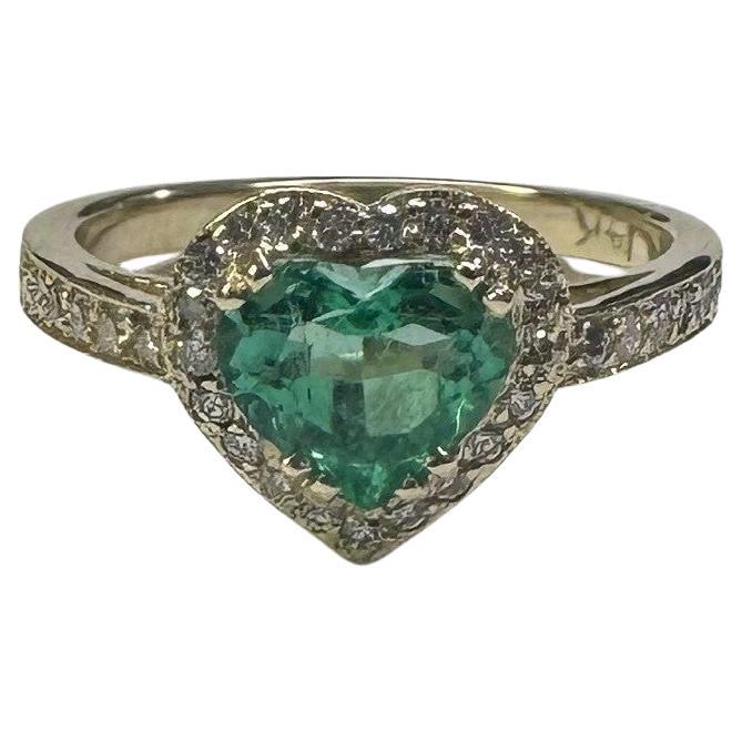Anello a forma di cuore con smeraldo e diamante aureolato in oro giallo 14k in vendita