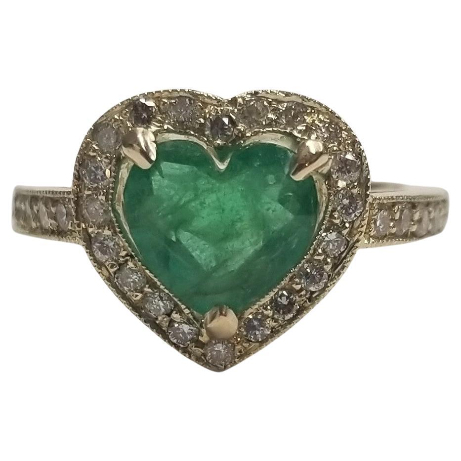 Anello a forma di cuore con smeraldo e diamante aureolato in oro giallo 14k in vendita