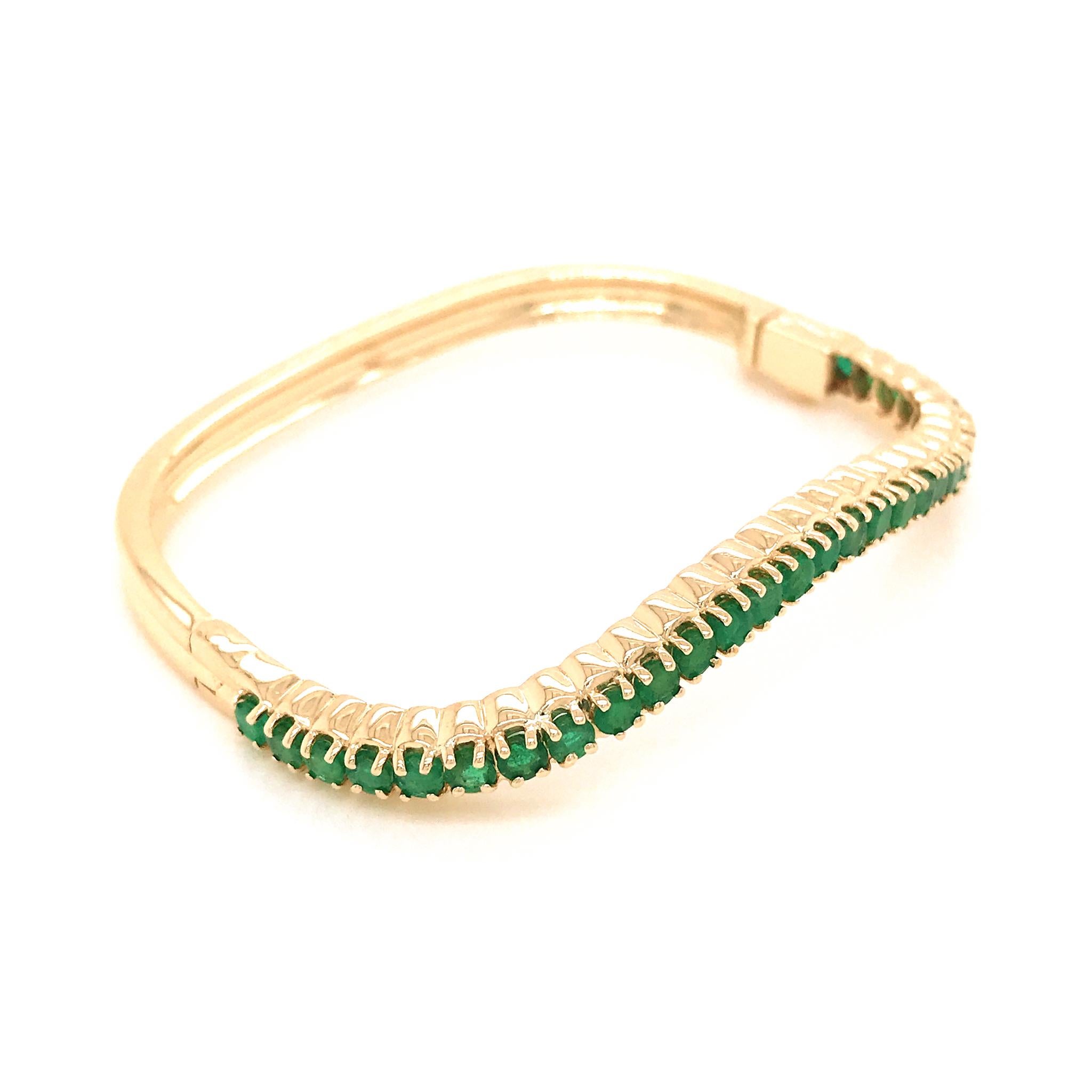 14 Karat Yellow Gold Emerald Nesting Bangle Bracelet In Excellent Condition In New York, NY