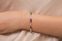Pulsera de tenis de oro amarillo de 14 quilates con esmeralda, rubí y zafiro azul y diamantes