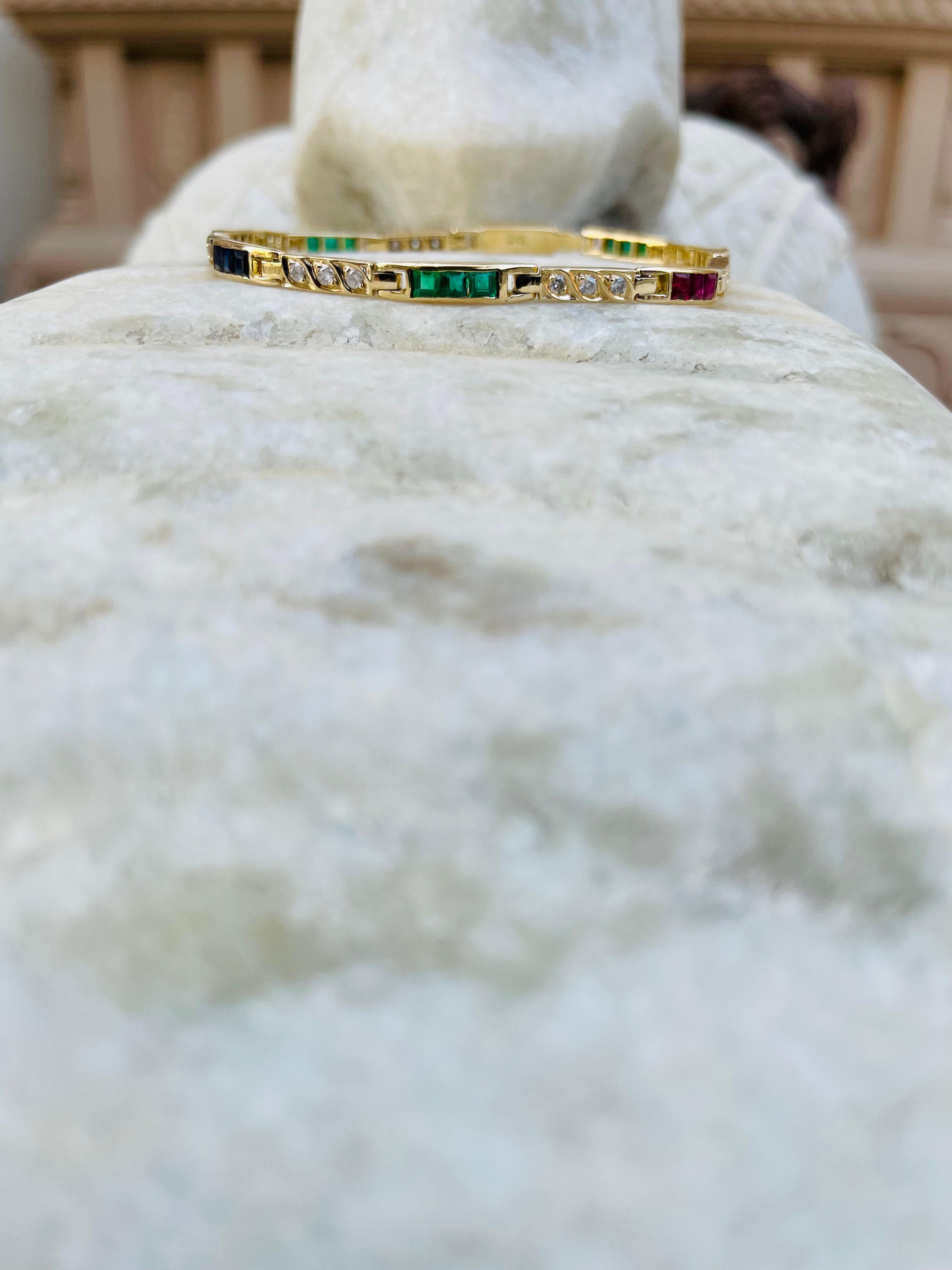 Tennisarmband aus 14K Gelbgold mit Smaragd, Rubin und blauem Saphir und Diamant (Carréeschliff) im Angebot