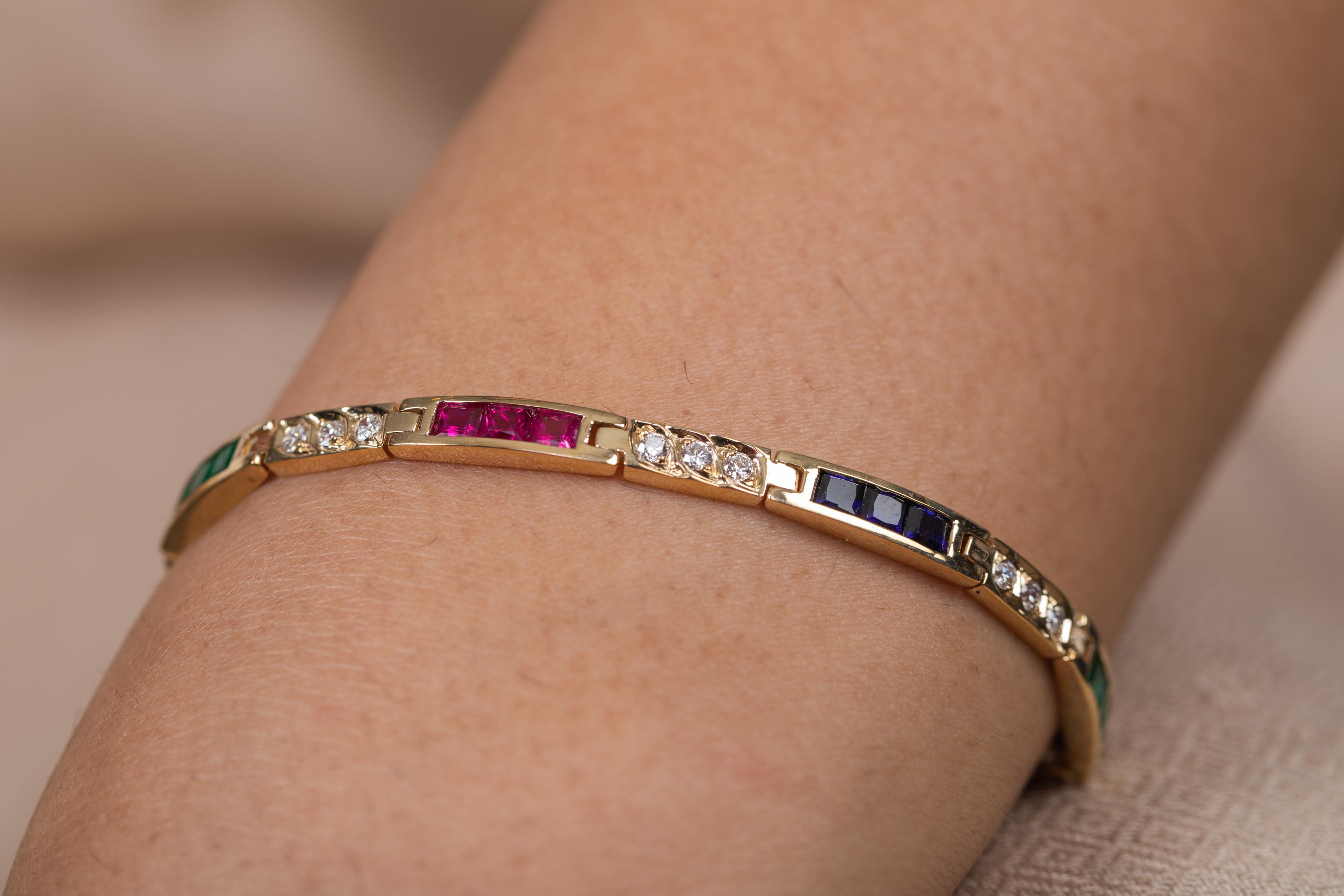 Bracelet tennis en or jaune 14 carats avec émeraudes, rubis et saphirs bleus et diamants Pour femmes en vente