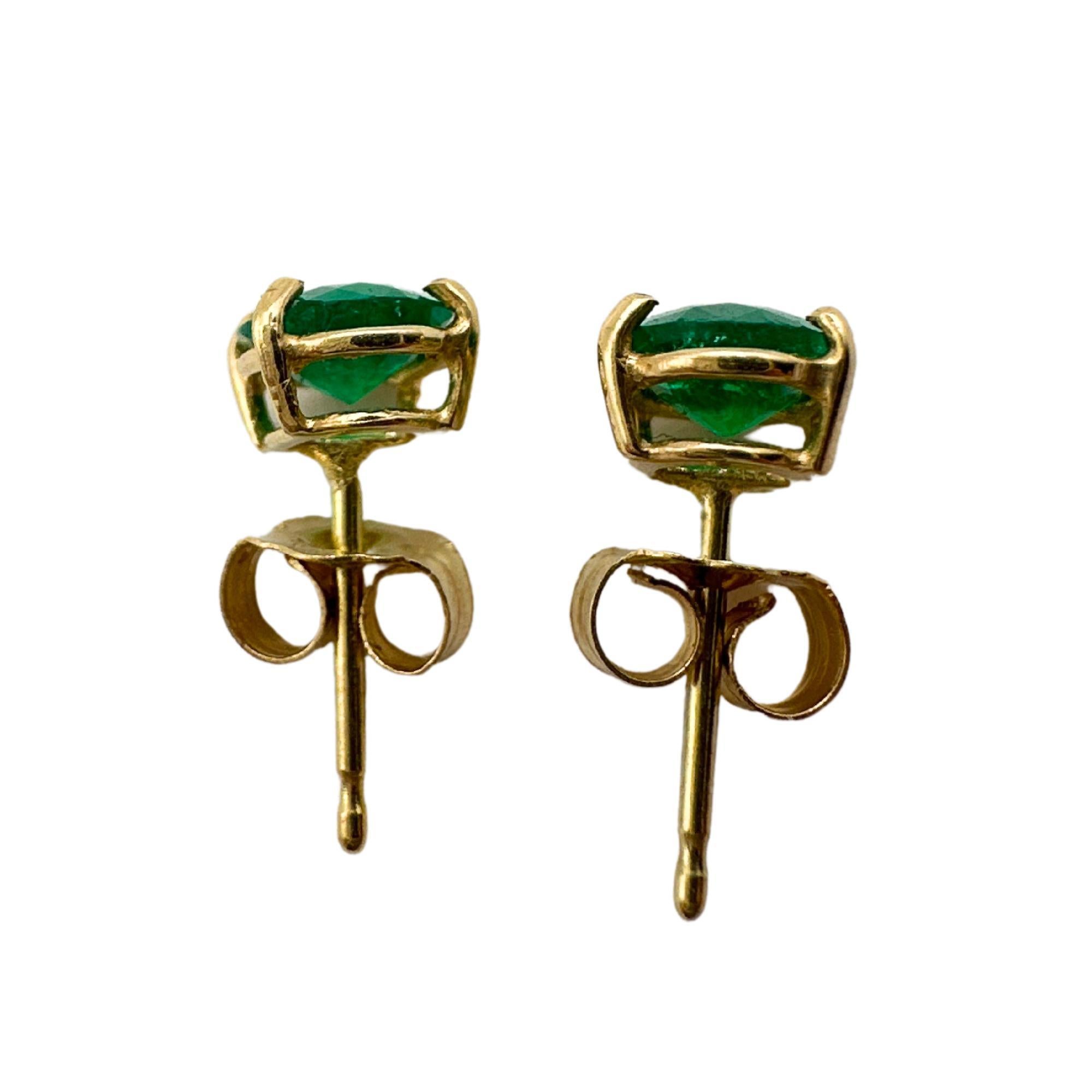 Orecchini con smeraldo in oro giallo 14k
Condit: In buone condizioni, con qualche lieve usura superficiale dovuta all'età.
Lunghezza: 0,25 pollici
Metallo: oro giallo 14k
Peso: 1.0 grammi
Smeraldo: 1,18 carati