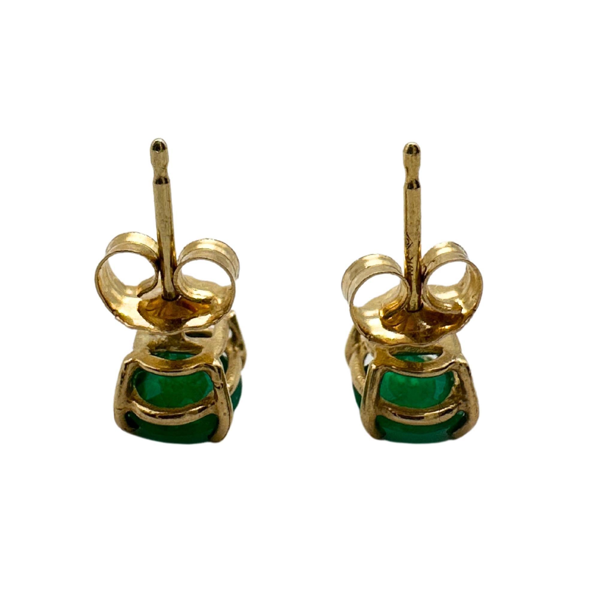 Taglio ovale Orecchini con smeraldo in oro giallo 14k in vendita
