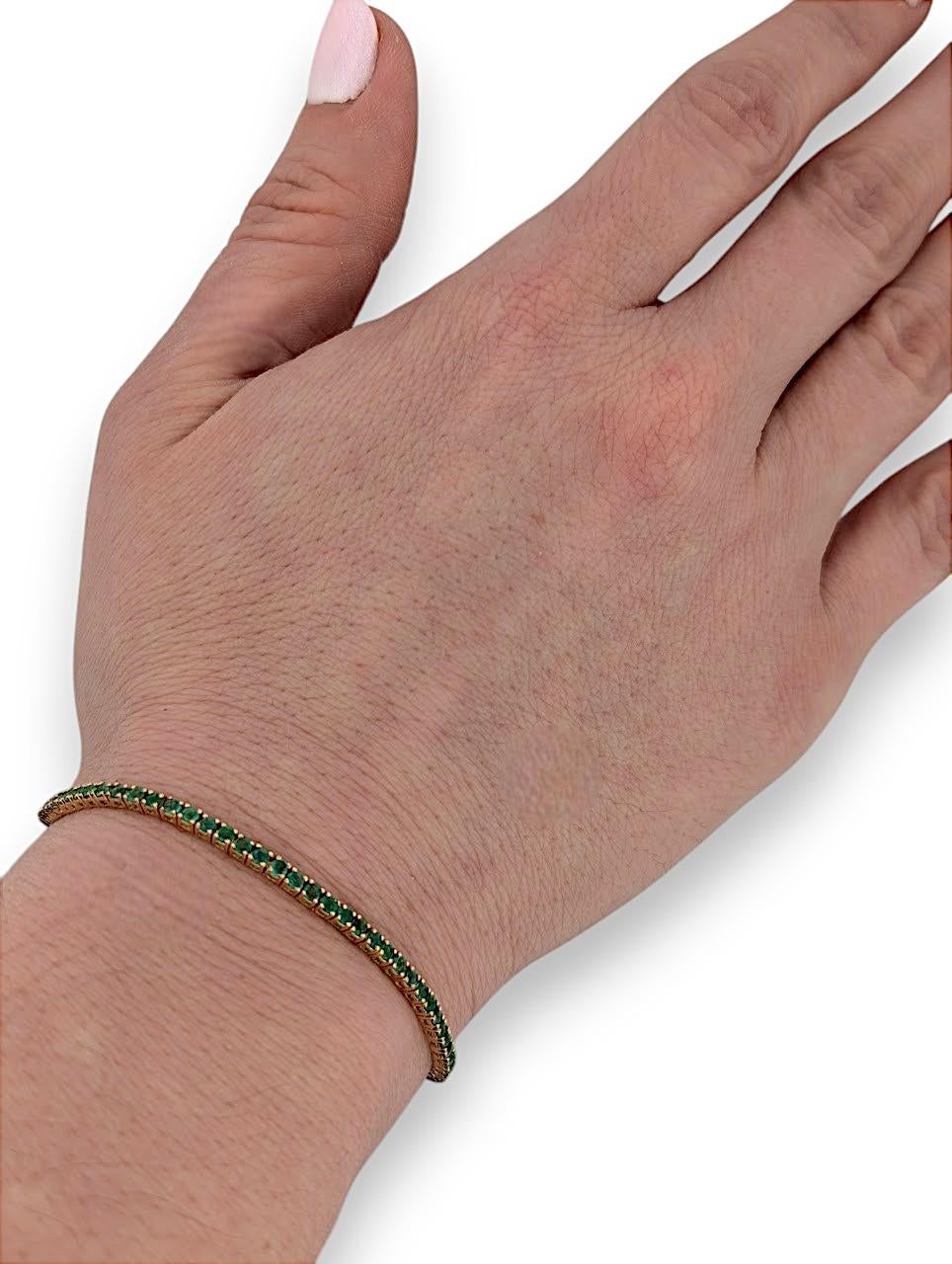 Timeless and vibrant, this 14K yellow gold tennis bracelet features 2.5 CT of natural round Emeralds, delivering brilliant green color in a sleek, elegant setting. At 7 inches in length, it offers a classic fit and refined design—ideal for elevating