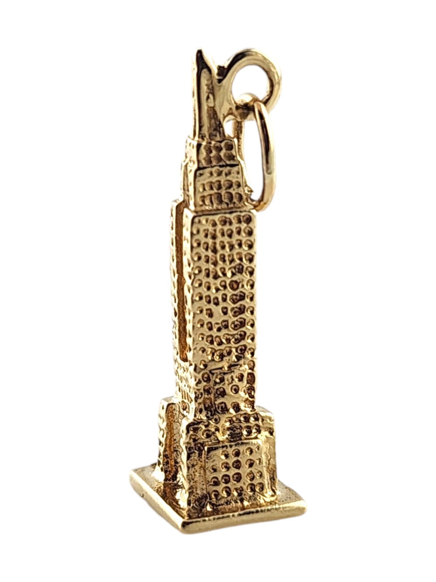 14K Yellow Gold Empire State Building Charm

This beautiful charm is a representation of the empire state building, meticulously crafted from 14K yellow gold with amazing detailing!

Size: 25.36mm X 9.13mm X 7.5mm
Length w/ bail: 29.86mm

Weight: