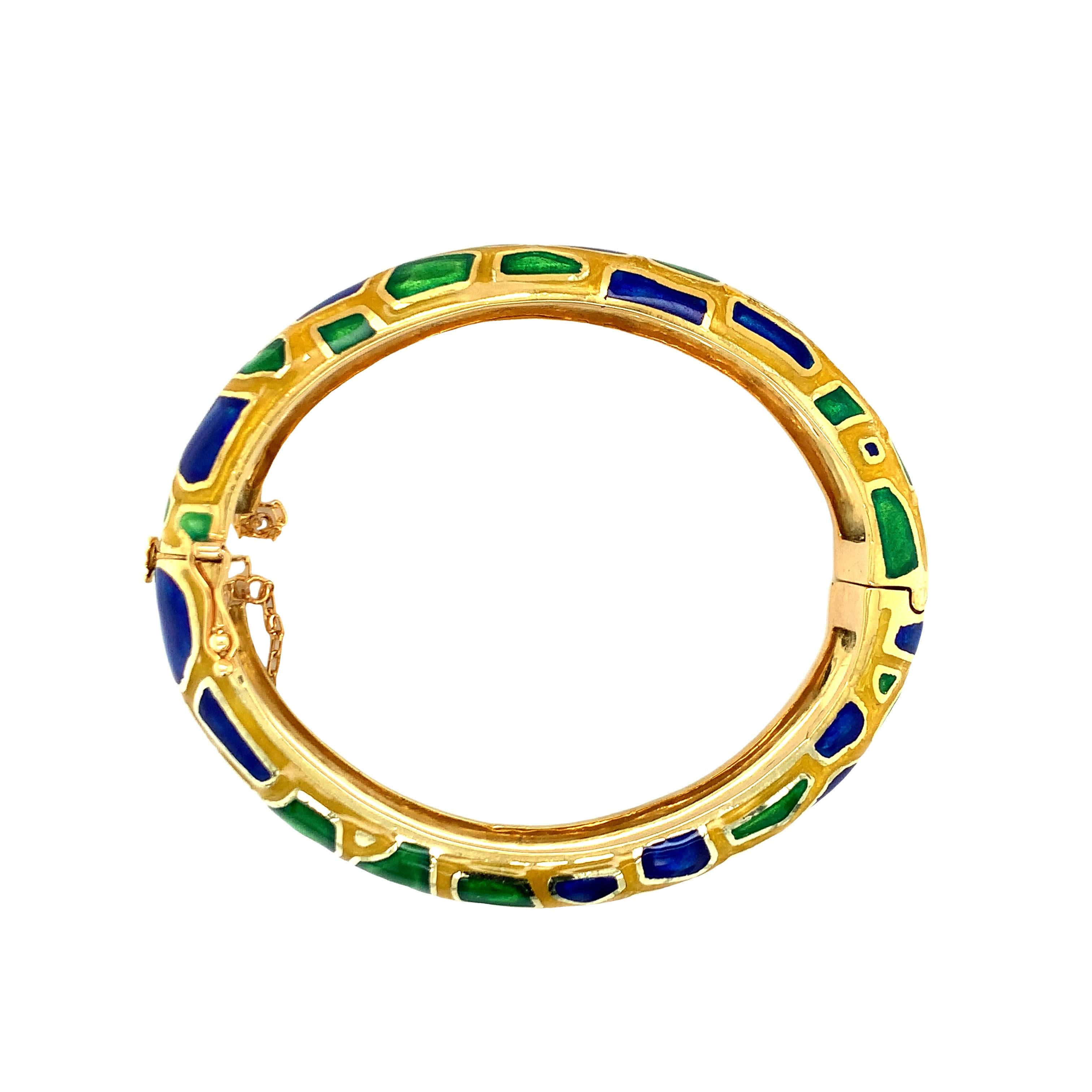 Un bracelet en or jaune 14 carats émaillé bleu, vert et jaune mesurant 15 millimètres de large et 8 millimètres de haut sur le poignet lorsqu'il est porté et pesant 82,5 grammes. Avec bague assortie disponible (R.LL.1).

Chic, audacieux,
