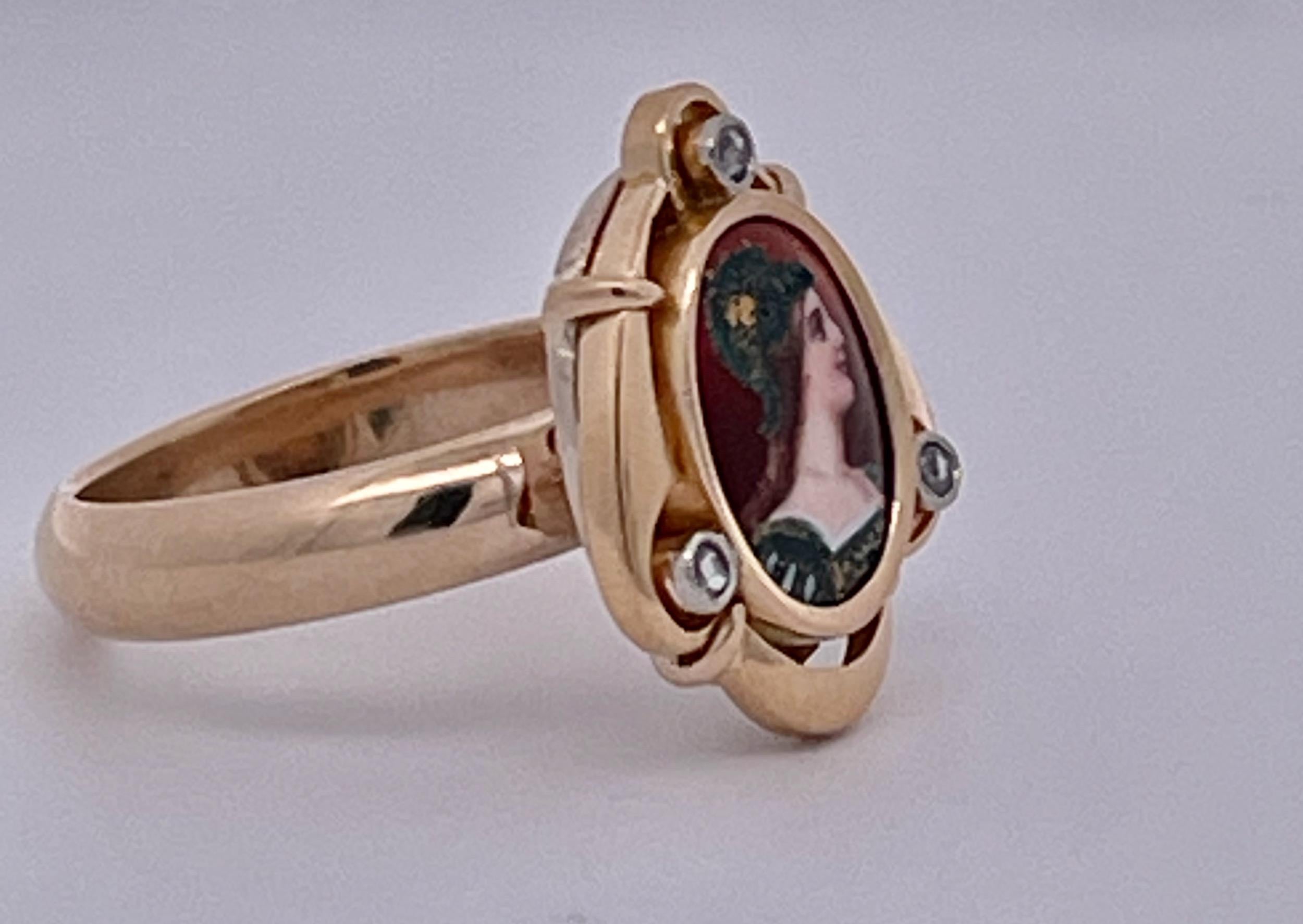 Visage d'Athéna en or jaune 14K émaillé en vente 1