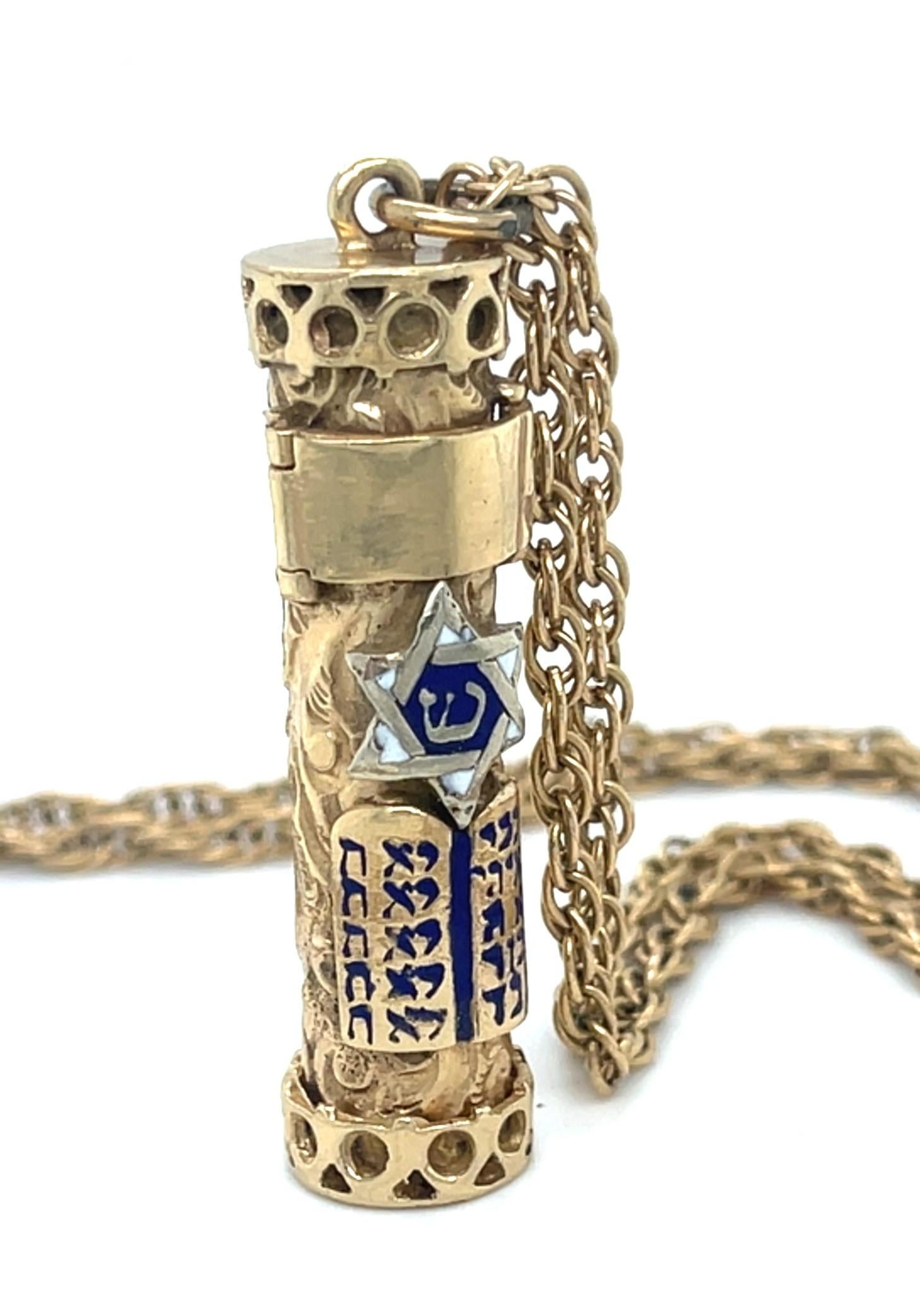 Mezuzah de esmalte azul sobre oro
Dimensiones aproximadas del dije = 1 1/2