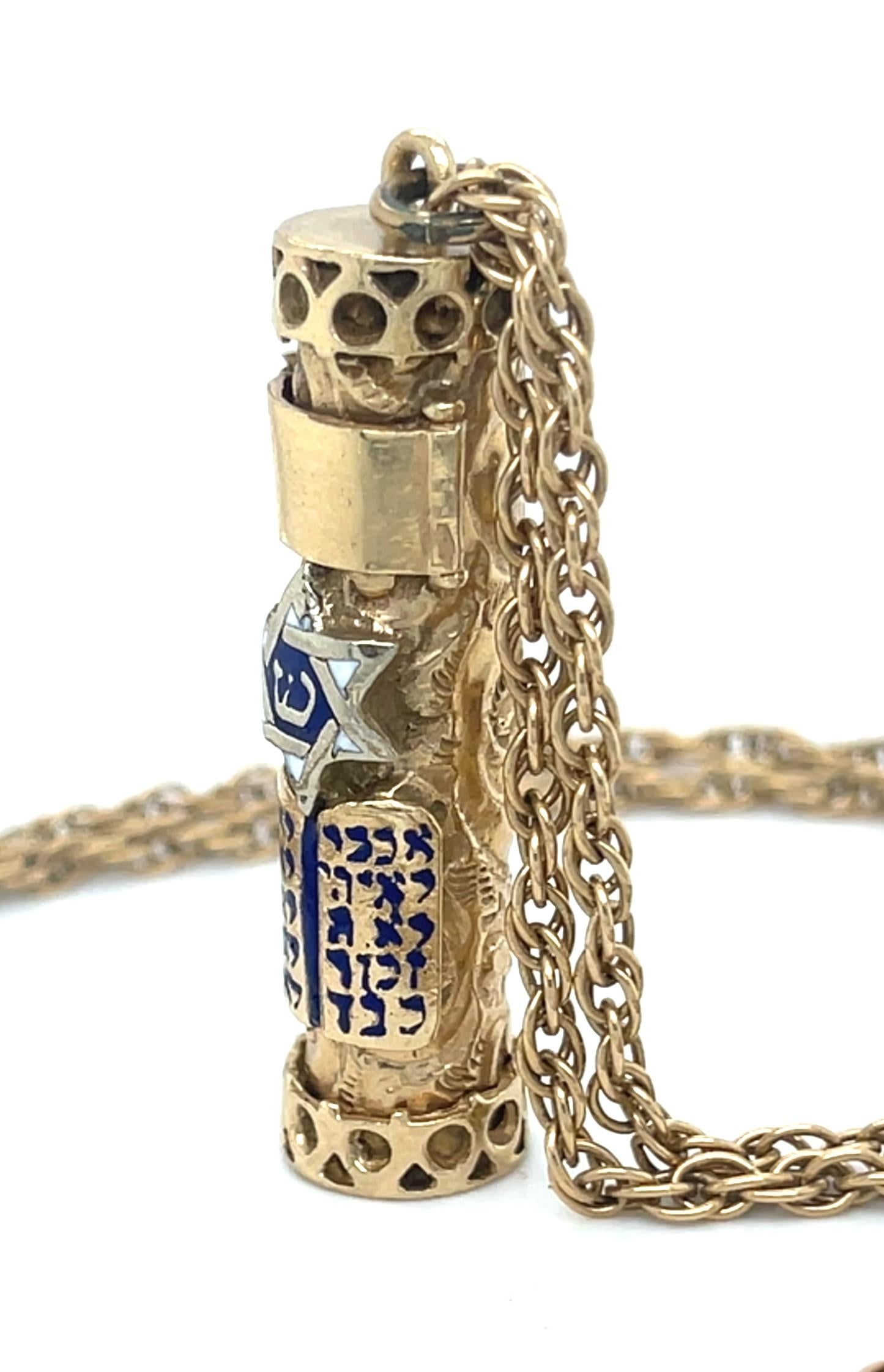 Colgante Mezuzah de oro amarillo de 14k esmaltado con cadena de oro amarillo de 14k de 30 pulgadas Moderno en venta