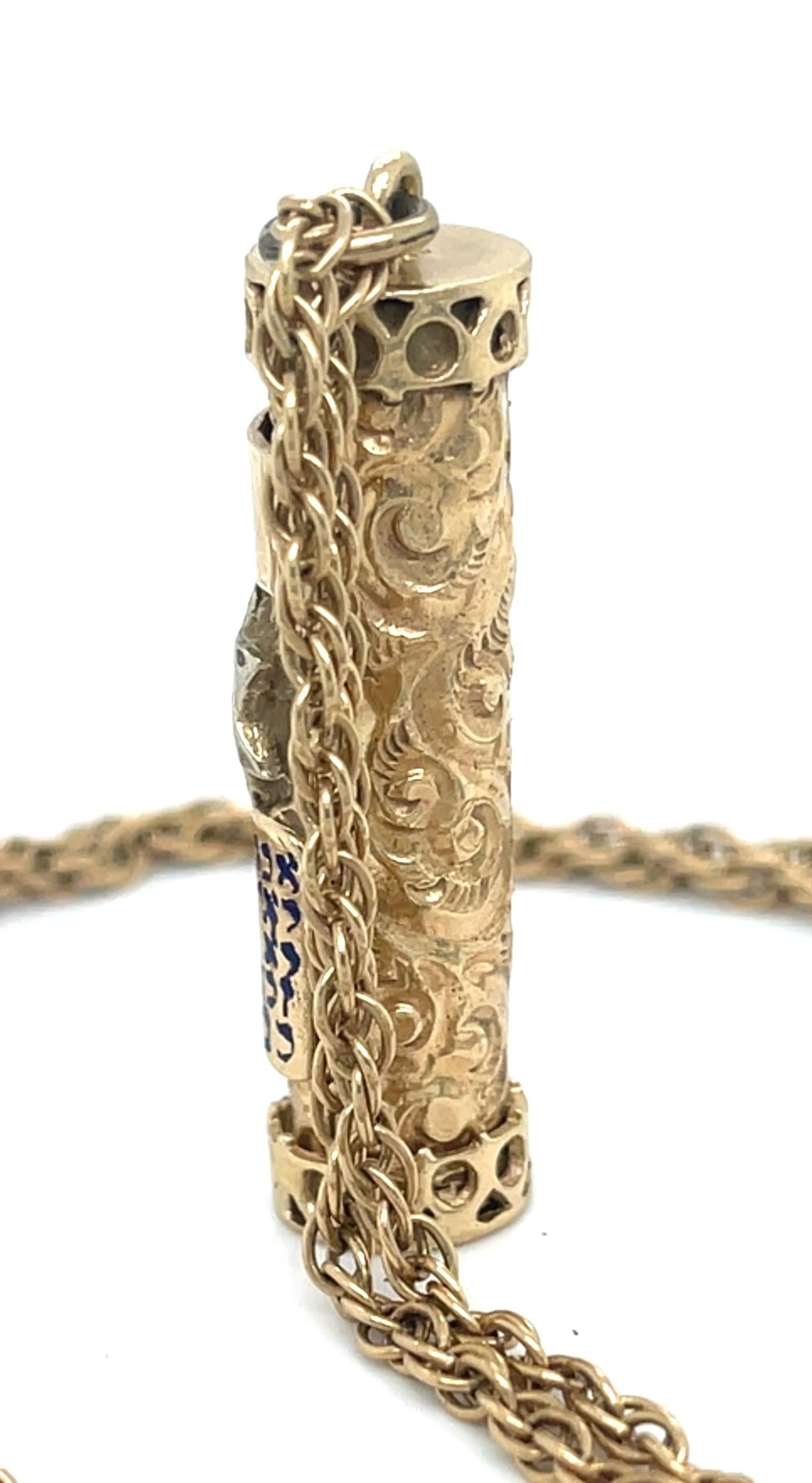 Colgante Mezuzah de oro amarillo de 14k esmaltado con cadena de oro amarillo de 14k de 30 pulgadas en Bueno estado para la venta en Sherman Oaks, CA
