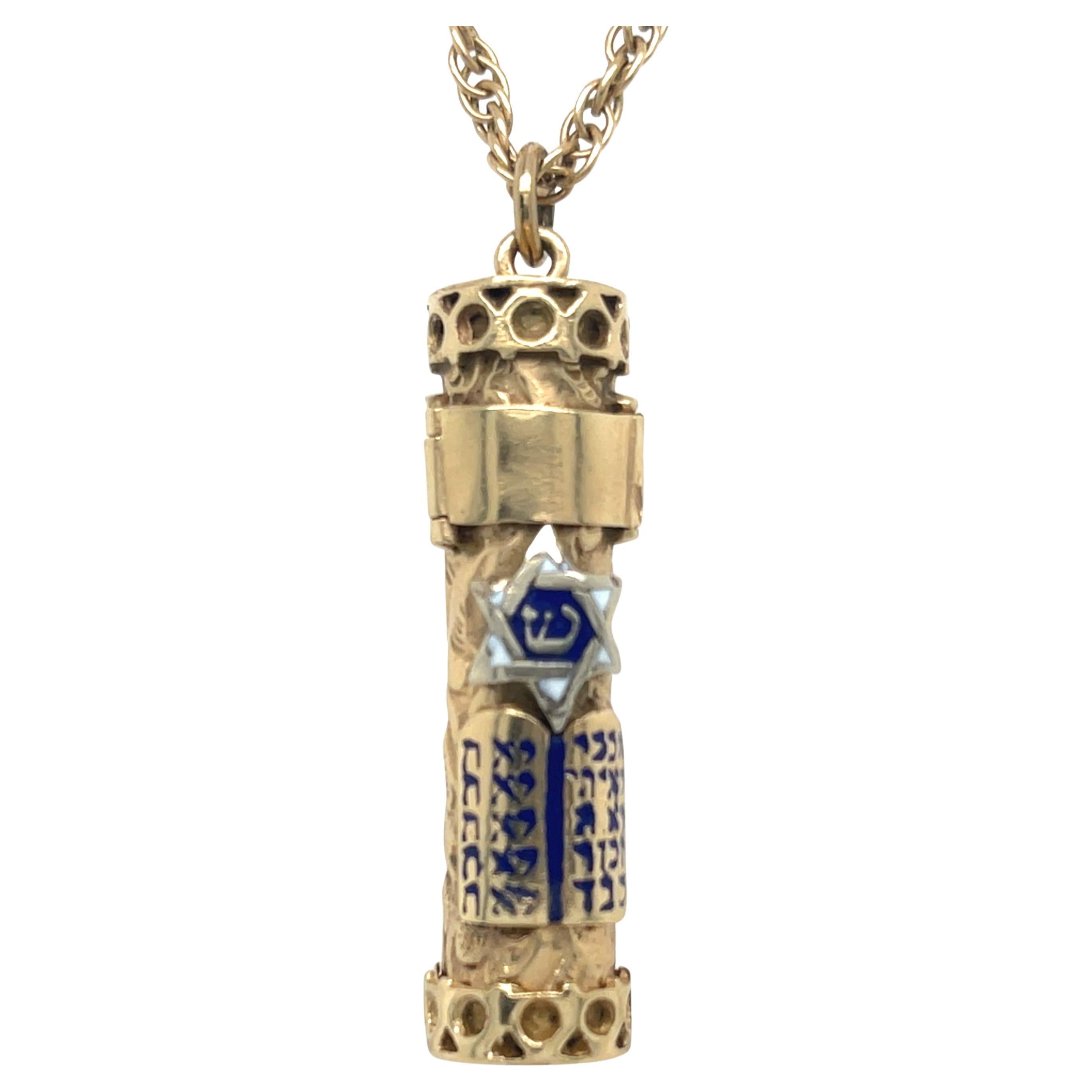 Colgante Mezuzah de oro amarillo de 14k esmaltado con cadena de oro amarillo de 14k de 30 pulgadas en venta