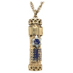 Colgante Mezuzah de oro amarillo de 14k esmaltado con cadena de oro amarillo de 14k de 30 pulgadas