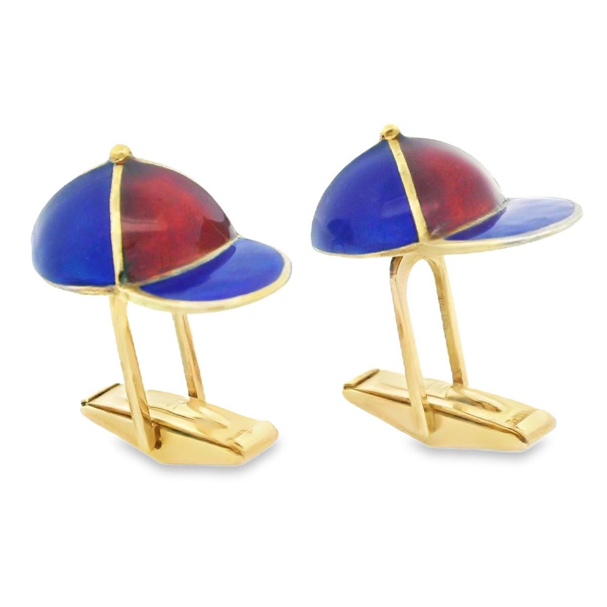 Estos gemelos únicos y encantadores están fabricados en oro amarillo de 14 quilates y presentan exquisitos detalles de esmalte rojo y azul. Perfectamente diseñadas tanto para los amantes de la hípica como para los entusiastas de las carreras, añaden